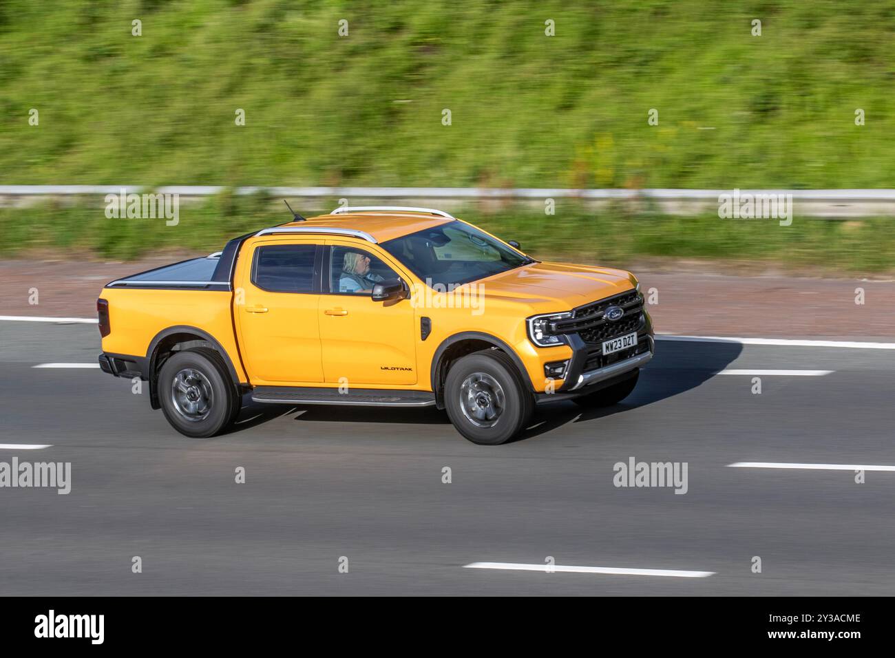 2023 giallo Ford Ranger Wildeles Ecoblue 4, turbocompresso EcoBlue 2,0 litri Diesel; motore sull'autostrada M6, Manchester, Regno Unito Foto Stock