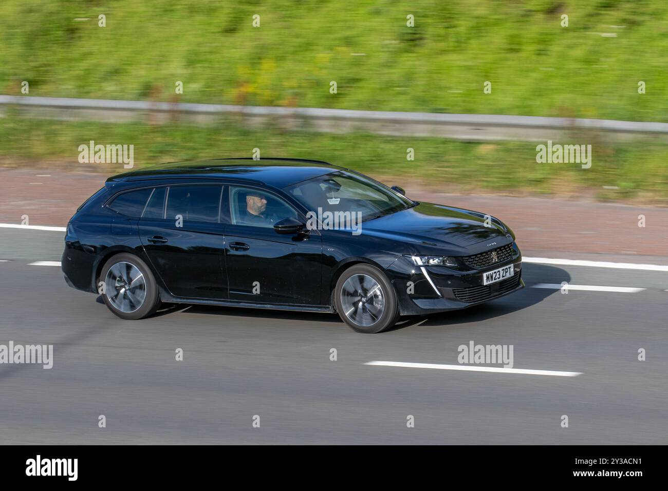 2023 Black Peugeot 508 GT SW Bluehdi S/S Auto; 1,6 12,4kWh GT Premium e-EAT Euro 6 5dr; in auto sull'autostrada M6, Manchester, Regno Unito Foto Stock