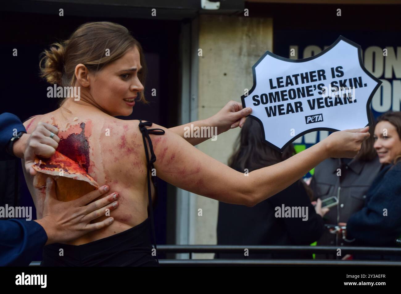 Londra, Regno Unito. 13 settembre 2024. Un attivista della PETA è "scuoiato vivo" fuori dallo spazio espositivo della London Fashion Week NEWGEN nello Strand. L'azione fa parte della campagna PETA in corso contro la pelle. Crediti: Vuk Valcic/Alamy Live News Foto Stock