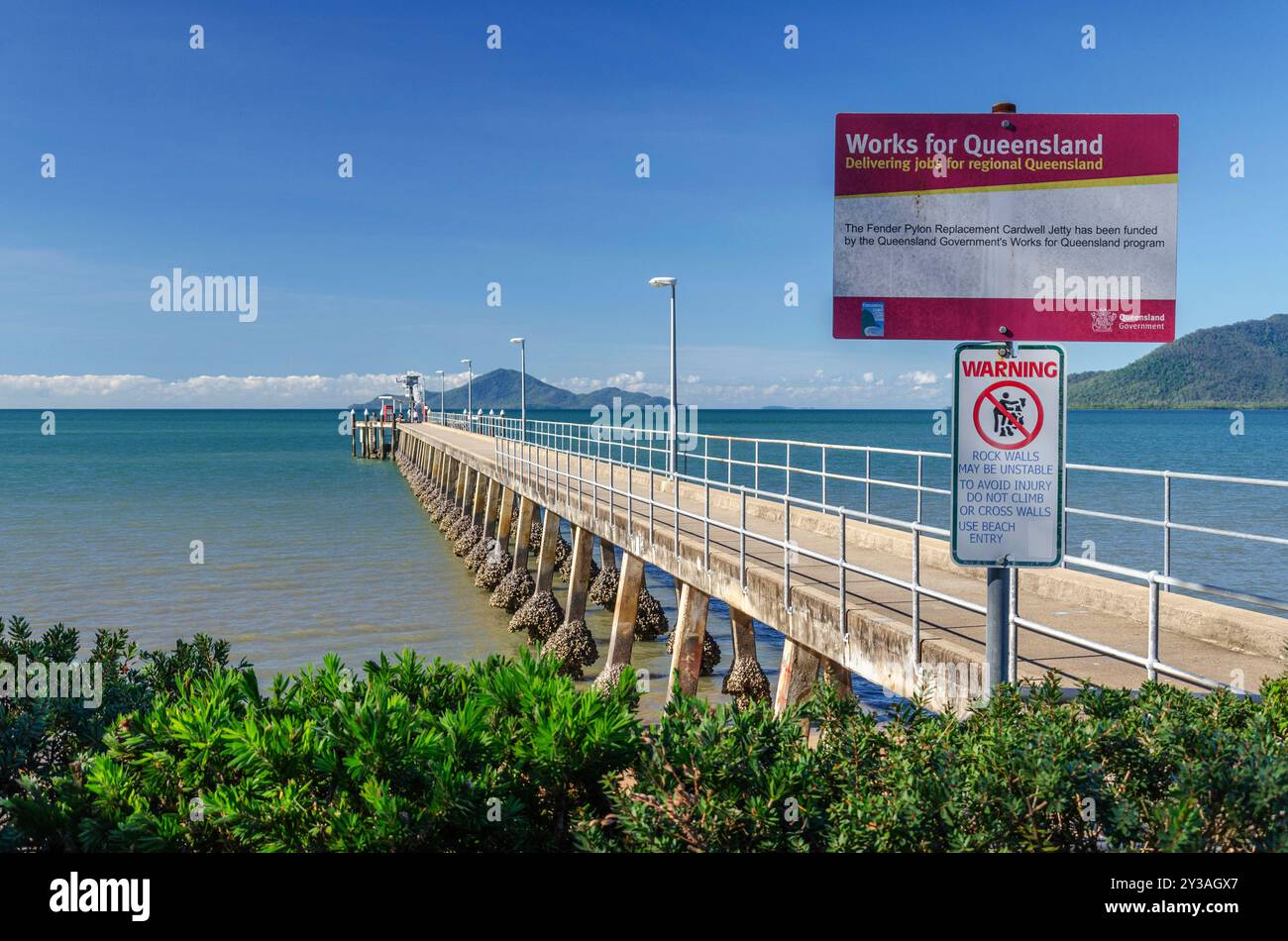 Molo e cielo soleggiato nella città di Cardwell nel Queensland, Australia. Cardwell è una città costiera e una località rurale nella regione costiera di Cassowary. Foto Stock