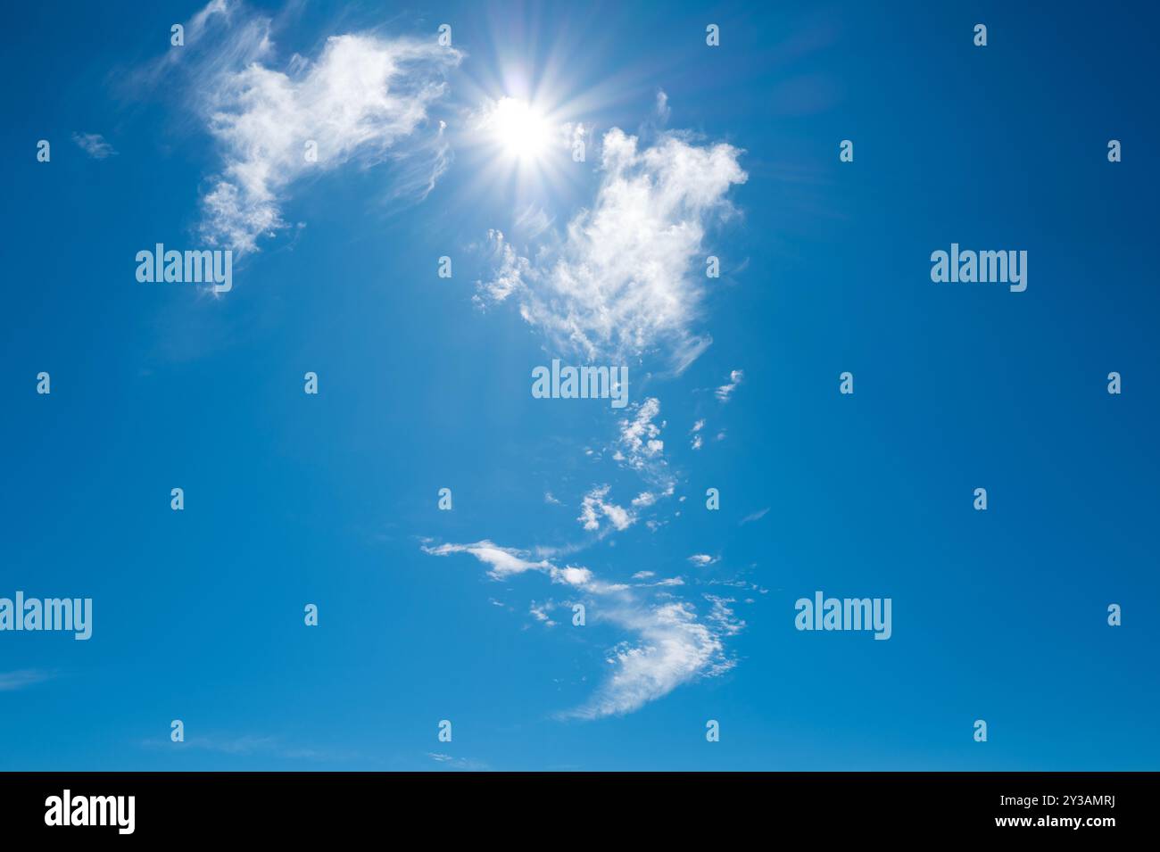 Il cielo blu con nuvole e sole Foto Stock