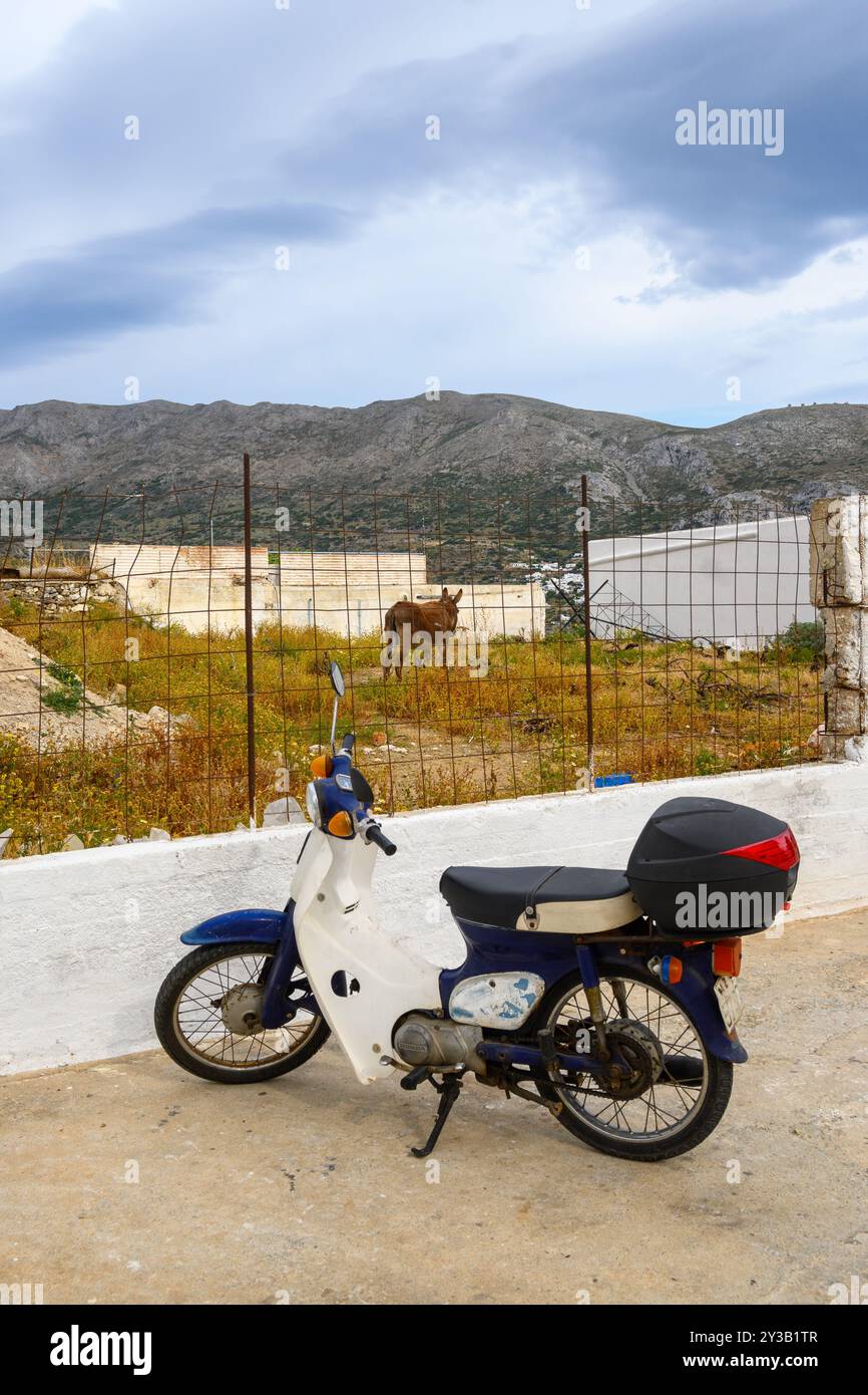 Amorgos, Grecia - 14 maggio 2024: Uno scooter nel villaggio greco di Tholaria sull'isola di Amorgos. Foto Stock