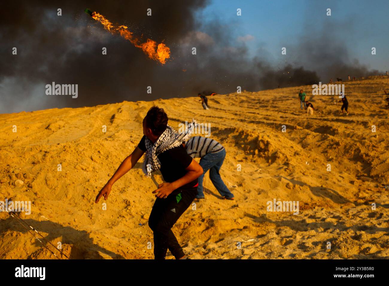 10 palestinesi su una flottiglia di dozzine di navi navali lanciate dalla città di Gaza sono stati feriti dal fuoco della marina israeliana dopo essersi avvicinati al confine marittimo al largo della costa di Gaza. Decine di manifestanti palestinesi sono stati feriti anche da colpi di arma da fuoco israeliani e gas lacrimogeni durante una manifestazione sulla costa vicino a Gaza City. L'evento è stato organizzato dall'alta Commissione Nazionale della grande marcia del ritorno e della rottura dell'assedio di Gaza, che è stato tentato di rompere il blocco di undici anni dell'enclave palestinese. La flottiglia partì dal porto di Gaza dirigendosi verso le acque israeliane. Alcuni di Foto Stock