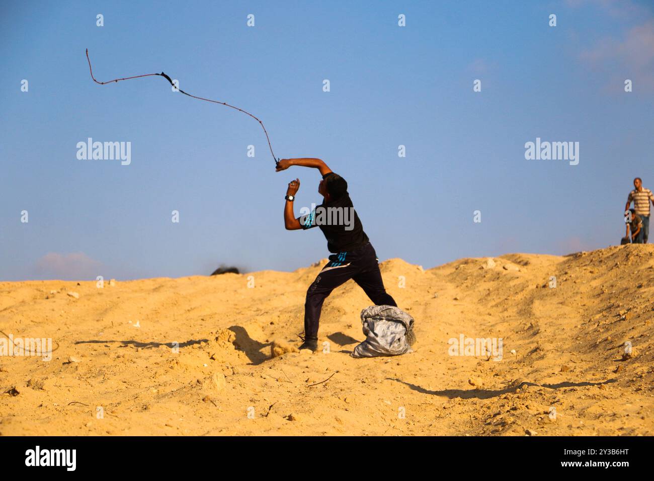 10 palestinesi su una flottiglia di dozzine di navi navali lanciate dalla città di Gaza sono stati feriti dal fuoco della marina israeliana dopo essersi avvicinati al confine marittimo al largo della costa di Gaza. Decine di manifestanti palestinesi sono stati feriti anche da colpi di arma da fuoco israeliani e gas lacrimogeni durante una manifestazione sulla costa vicino a Gaza City. L'evento è stato organizzato dall'alta Commissione Nazionale della grande marcia del ritorno e della rottura dell'assedio di Gaza, che è stato tentato di rompere il blocco di undici anni dell'enclave palestinese. La flottiglia partì dal porto di Gaza dirigendosi verso le acque israeliane. Alcuni di Foto Stock