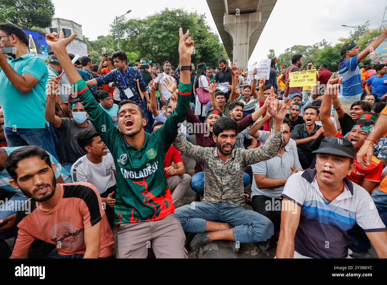 Nella situazione attuale del Bangladesh, varie organizzazioni indù bloccarono gli incroci di Shahbag e protestarono contro tutte le atrocità, tra cui b Foto Stock