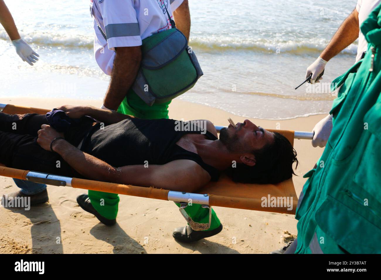 10 palestinesi su una flottiglia di dozzine di navi navali lanciate dalla città di Gaza sono stati feriti dal fuoco della marina israeliana dopo essersi avvicinati al confine marittimo al largo della costa di Gaza. Decine di manifestanti palestinesi sono stati feriti anche da colpi di arma da fuoco israeliani e gas lacrimogeni durante una manifestazione sulla costa vicino a Gaza City. L'evento è stato organizzato dall'alta Commissione Nazionale della grande marcia del ritorno e della rottura dell'assedio di Gaza, che è stato tentato di rompere il blocco di undici anni dell'enclave palestinese. La flottiglia partì dal porto di Gaza dirigendosi verso le acque israeliane. Alcuni di Foto Stock