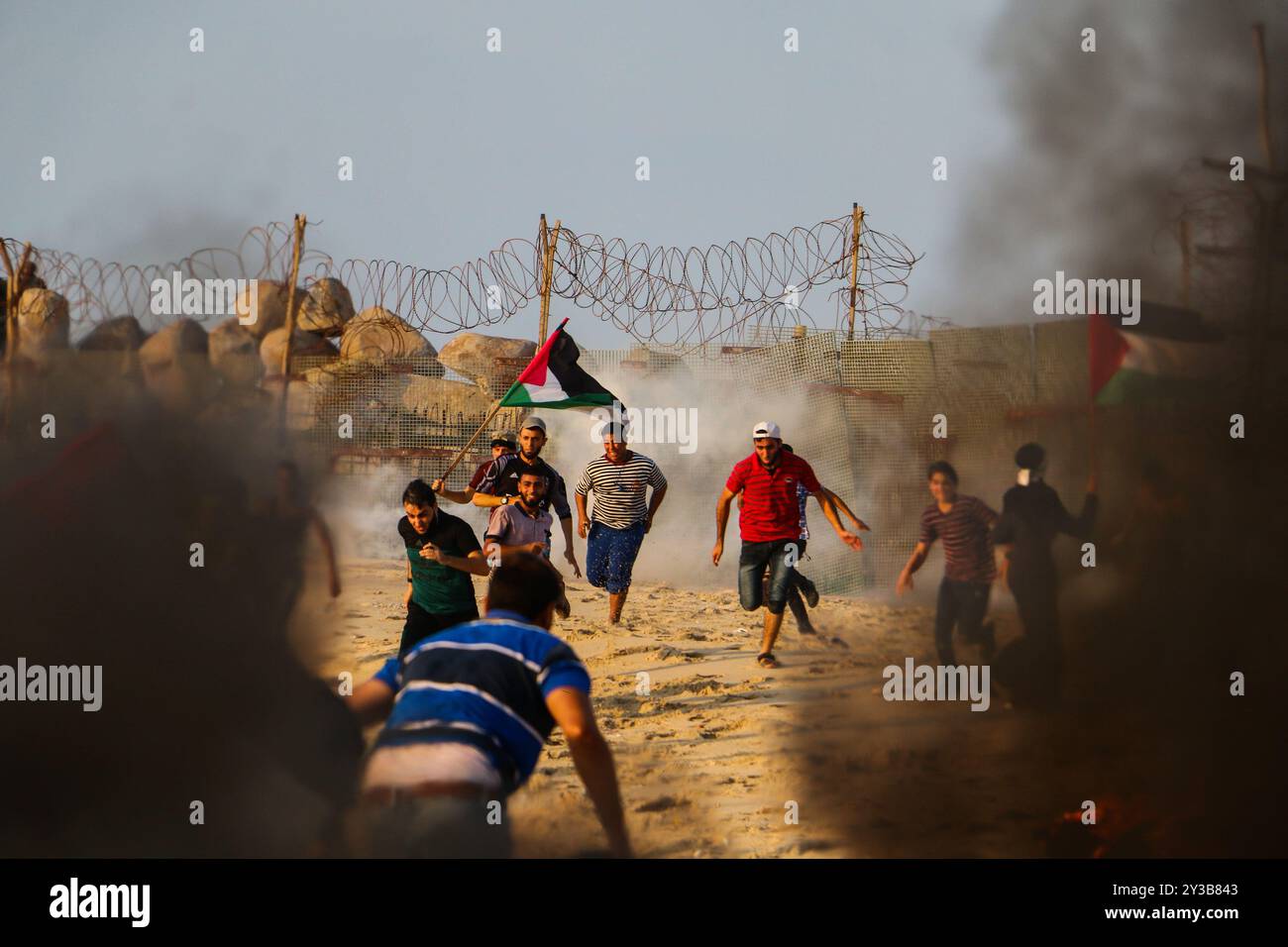 10 palestinesi su una flottiglia di dozzine di navi navali lanciate dalla città di Gaza sono stati feriti dal fuoco della marina israeliana dopo essersi avvicinati al confine marittimo al largo della costa di Gaza. Decine di manifestanti palestinesi sono stati feriti anche da colpi di arma da fuoco israeliani e gas lacrimogeni durante una manifestazione sulla costa vicino a Gaza City. L'evento è stato organizzato dall'alta Commissione Nazionale della grande marcia del ritorno e della rottura dell'assedio di Gaza, che è stato tentato di rompere il blocco di undici anni dell'enclave palestinese. La flottiglia partì dal porto di Gaza dirigendosi verso le acque israeliane. Alcuni di Foto Stock