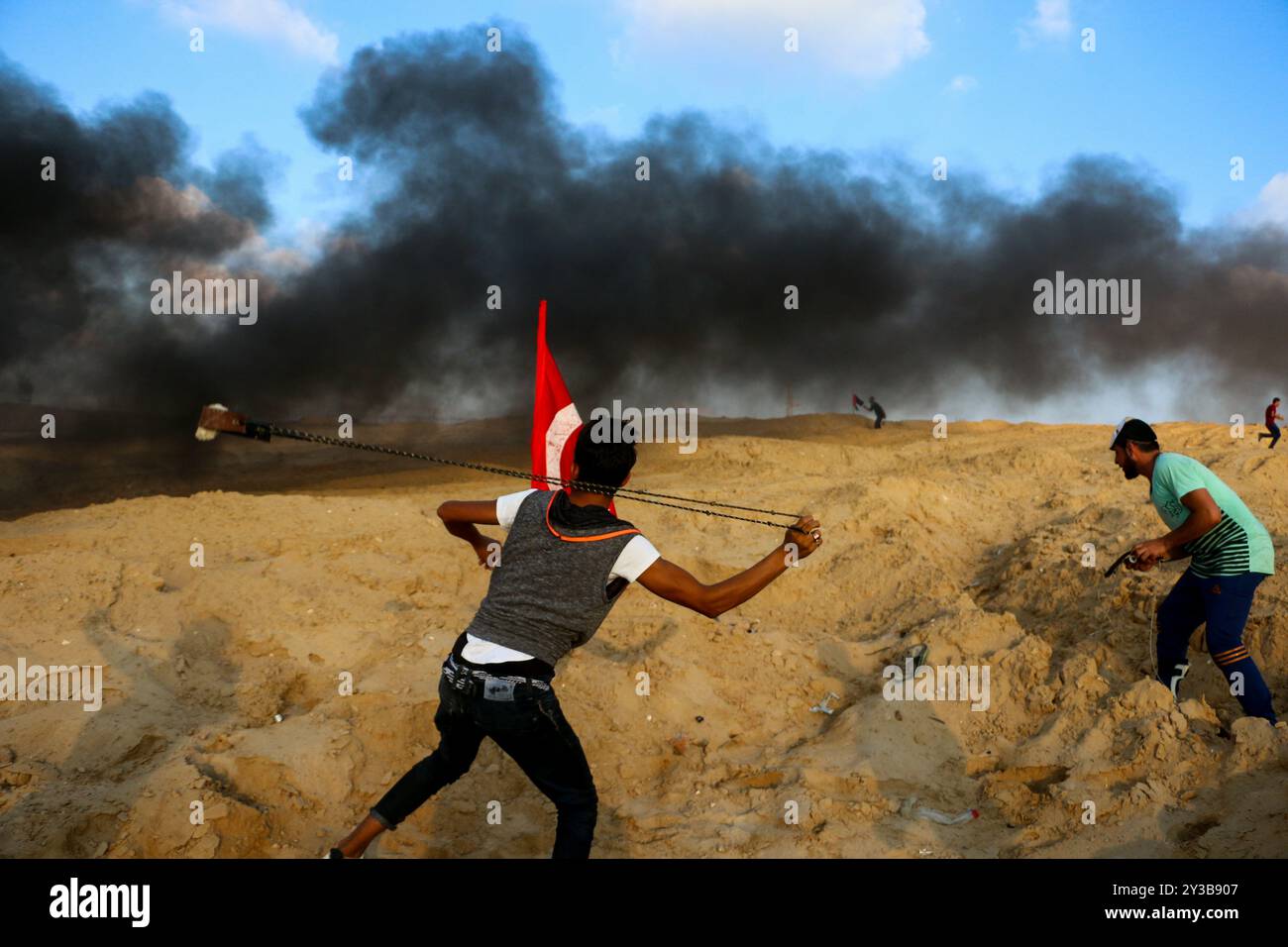 10 palestinesi su una flottiglia di dozzine di navi navali lanciate dalla città di Gaza sono stati feriti dal fuoco della marina israeliana dopo essersi avvicinati al confine marittimo al largo della costa di Gaza. Decine di manifestanti palestinesi sono stati feriti anche da colpi di arma da fuoco israeliani e gas lacrimogeni durante una manifestazione sulla costa vicino a Gaza City. L'evento è stato organizzato dall'alta Commissione Nazionale della grande marcia del ritorno e della rottura dell'assedio di Gaza, che è stato tentato di rompere il blocco di undici anni dell'enclave palestinese. La flottiglia partì dal porto di Gaza dirigendosi verso le acque israeliane. Alcuni di Foto Stock