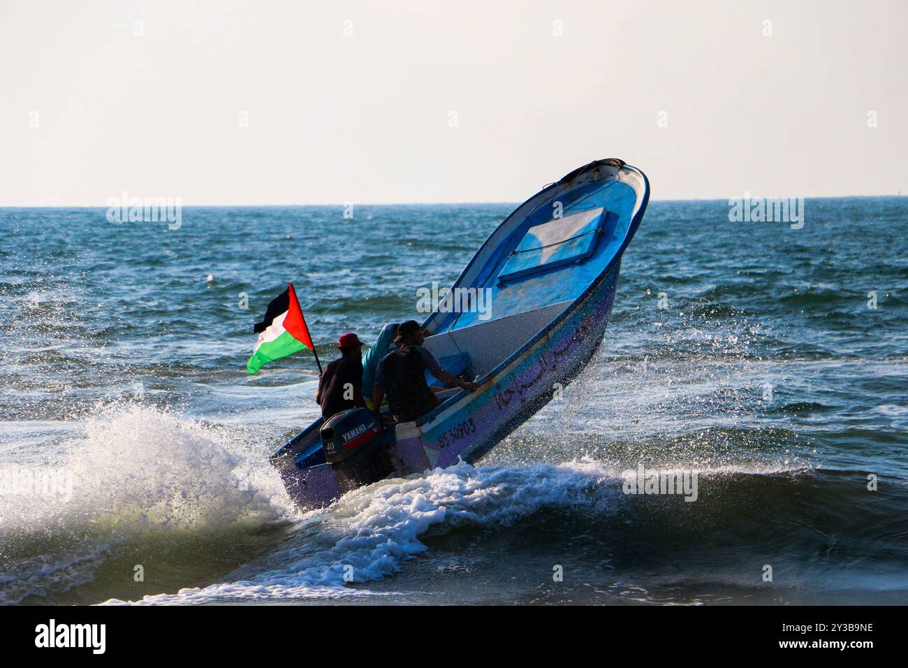 10 palestinesi su una flottiglia di dozzine di navi navali lanciate dalla città di Gaza sono stati feriti dal fuoco della marina israeliana dopo essersi avvicinati al confine marittimo al largo della costa di Gaza. Decine di manifestanti palestinesi sono stati feriti anche da colpi di arma da fuoco israeliani e gas lacrimogeni durante una manifestazione sulla costa vicino a Gaza City. L'evento è stato organizzato dall'alta Commissione Nazionale della grande marcia del ritorno e della rottura dell'assedio di Gaza, che è stato tentato di rompere il blocco di undici anni dell'enclave palestinese. La flottiglia partì dal porto di Gaza dirigendosi verso le acque israeliane. Alcuni di Foto Stock