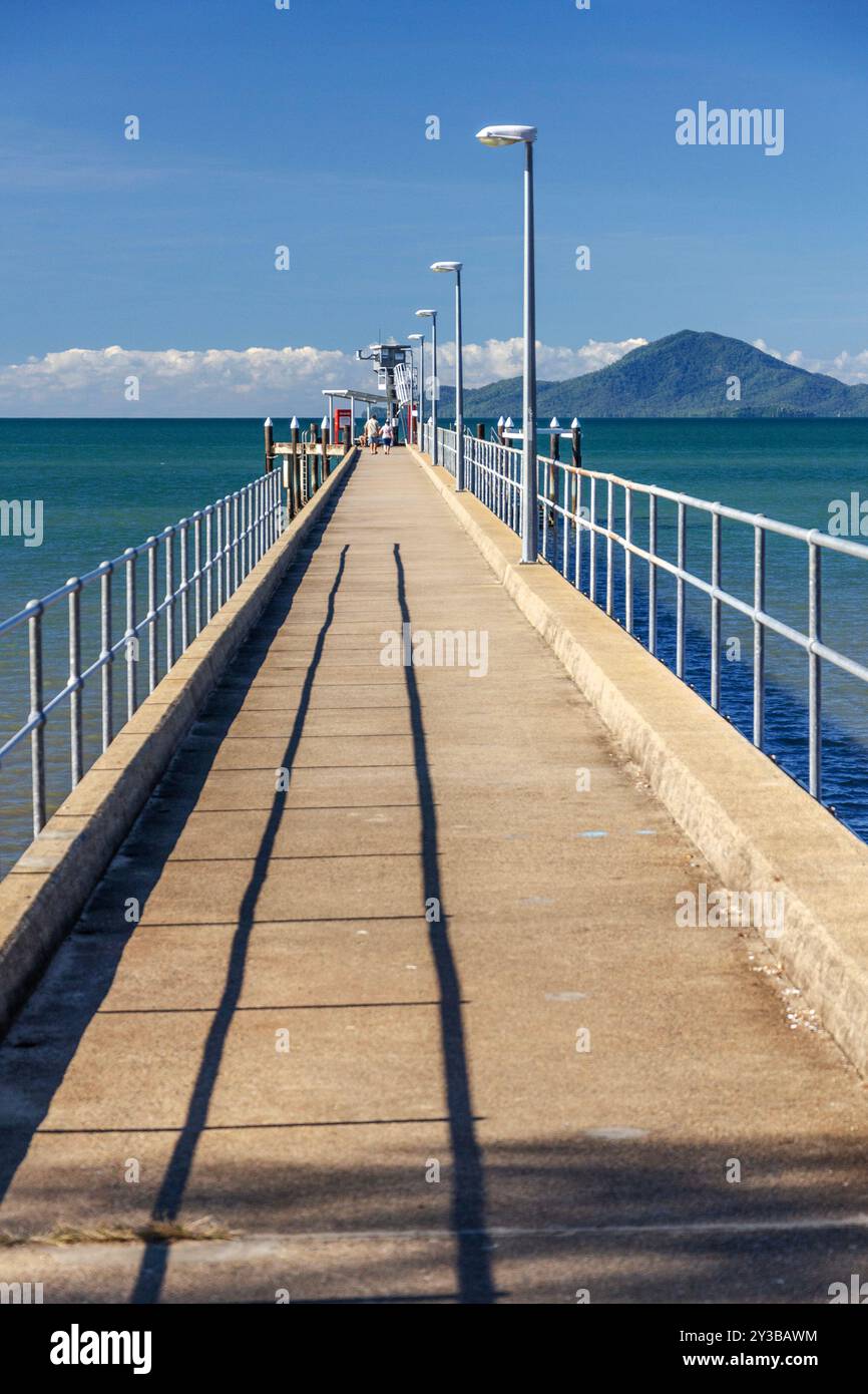 Molo e cielo soleggiato nella città di Cardwell nel Queensland, Australia. Cardwell è una città costiera e una località rurale nella regione costiera di Cassowary. Foto Stock