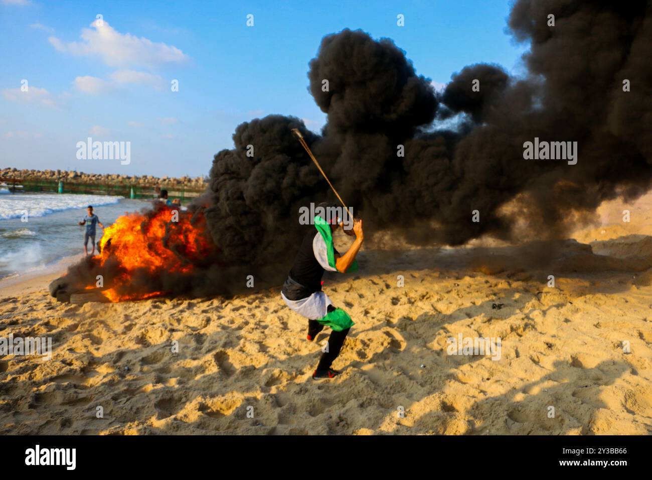 10 palestinesi su una flottiglia di dozzine di navi navali lanciate dalla città di Gaza sono stati feriti dal fuoco della marina israeliana dopo essersi avvicinati al confine marittimo al largo della costa di Gaza. Decine di manifestanti palestinesi sono stati feriti anche da colpi di arma da fuoco israeliani e gas lacrimogeni durante una manifestazione sulla costa vicino a Gaza City. L'evento è stato organizzato dall'alta Commissione Nazionale della grande marcia del ritorno e della rottura dell'assedio di Gaza, che è stato tentato di rompere il blocco di undici anni dell'enclave palestinese. La flottiglia partì dal porto di Gaza dirigendosi verso le acque israeliane. Alcuni di Foto Stock