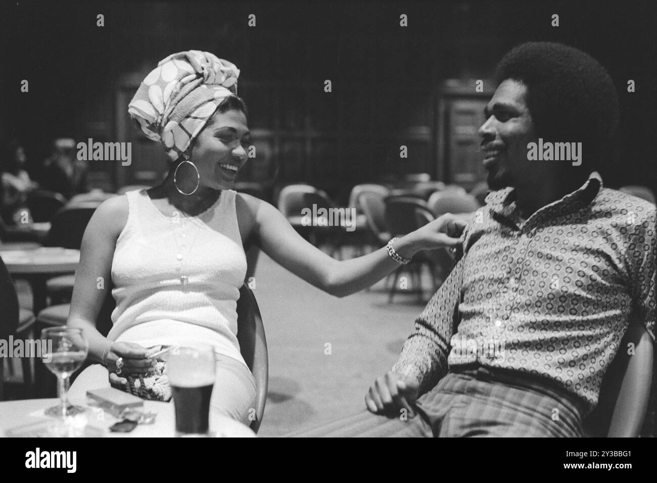 Bob e marcia, Bob Andy e marcia Griffiths The Young Gifted and Black, il loro primo tour britannico. Sono apparsi al Gliderdrome (Starlight Rooms). Dietro le quinte dopo il concerto. Boston, Lincolnshire, Inghilterra, 30 maggio 1970 1970s UK HOMER SYKES Foto Stock