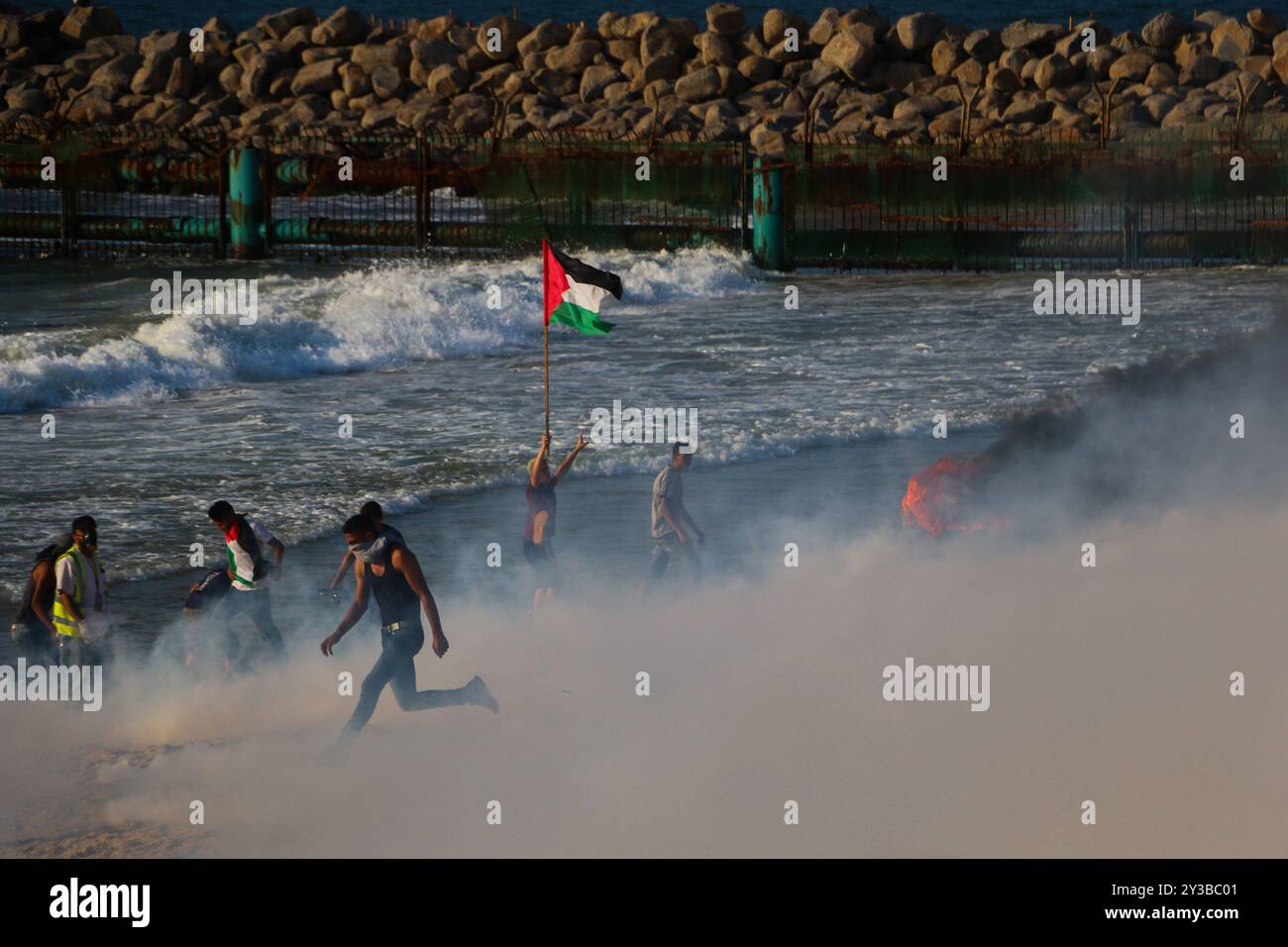 10 palestinesi su una flottiglia di dozzine di navi navali lanciate dalla città di Gaza sono stati feriti dal fuoco della marina israeliana dopo essersi avvicinati al confine marittimo al largo della costa di Gaza. Decine di manifestanti palestinesi sono stati feriti anche da colpi di arma da fuoco israeliani e gas lacrimogeni durante una manifestazione sulla costa vicino a Gaza City. L'evento è stato organizzato dall'alta Commissione Nazionale della grande marcia del ritorno e della rottura dell'assedio di Gaza, che è stato tentato di rompere il blocco di undici anni dell'enclave palestinese. La flottiglia partì dal porto di Gaza dirigendosi verso le acque israeliane. Alcuni di Foto Stock
