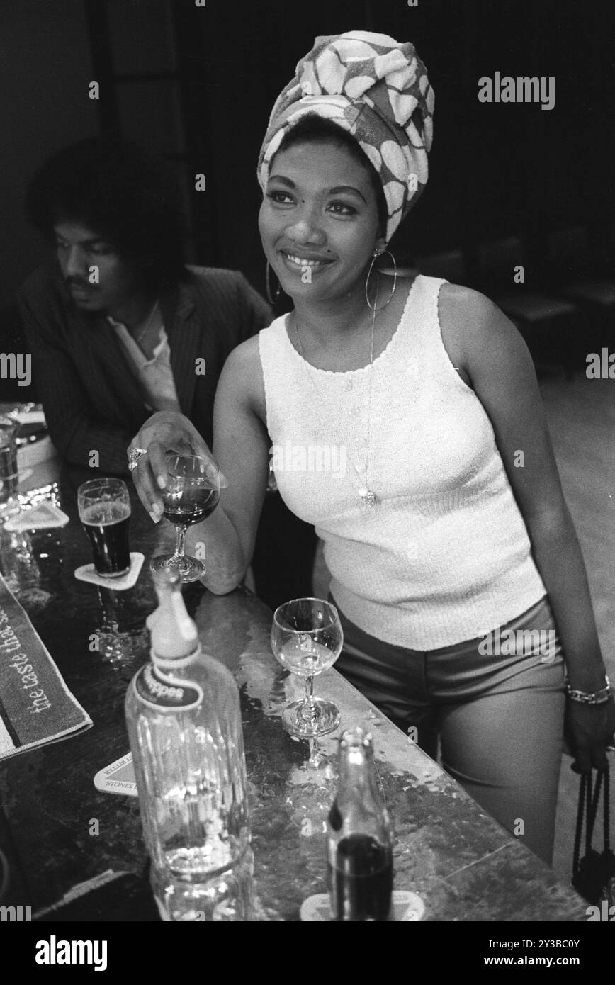 Bob e marcia, marcia Griffiths the 'Young Gifted and Black', il loro primo tour britannico. Sono apparsi al Gliderdrome (Starlight Rooms). Nel bar dopo il concerto Boston, Lincolnshire, Inghilterra, 30 maggio 1970 1970s UK HOMER SYKES Foto Stock