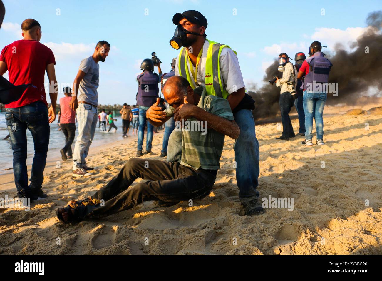 10 palestinesi su una flottiglia di dozzine di navi navali lanciate dalla città di Gaza sono stati feriti dal fuoco della marina israeliana dopo essersi avvicinati al confine marittimo al largo della costa di Gaza. Decine di manifestanti palestinesi sono stati feriti anche da colpi di arma da fuoco israeliani e gas lacrimogeni durante una manifestazione sulla costa vicino a Gaza City. L'evento è stato organizzato dall'alta Commissione Nazionale della grande marcia del ritorno e della rottura dell'assedio di Gaza, che è stato tentato di rompere il blocco di undici anni dell'enclave palestinese. La flottiglia partì dal porto di Gaza dirigendosi verso le acque israeliane. Alcuni di Foto Stock