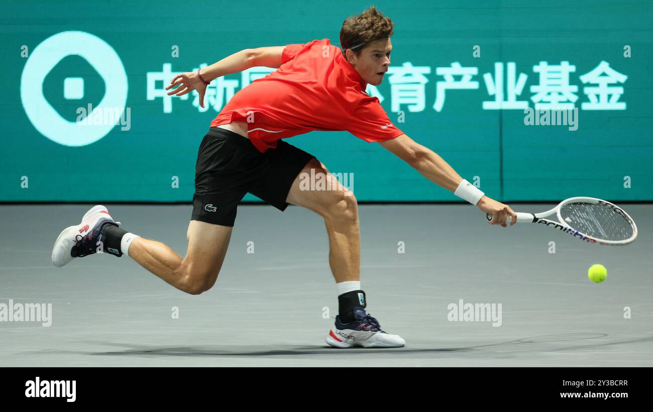 Bologna, Italia. 13 settembre 2024. Il belga Alexander Blockx raffigurato in azione durante una partita tra l'italiano Berrettini e il belga Blockx, la prima partita nel girone A le finali di Coppa Davis tra Italia e Belgio, venerdì 13 settembre 2024, all'Unipol Arena, a Bologna. BELGA PHOTO BENOIT DOPPAGNE credito: Belga News Agency/Alamy Live News Foto Stock