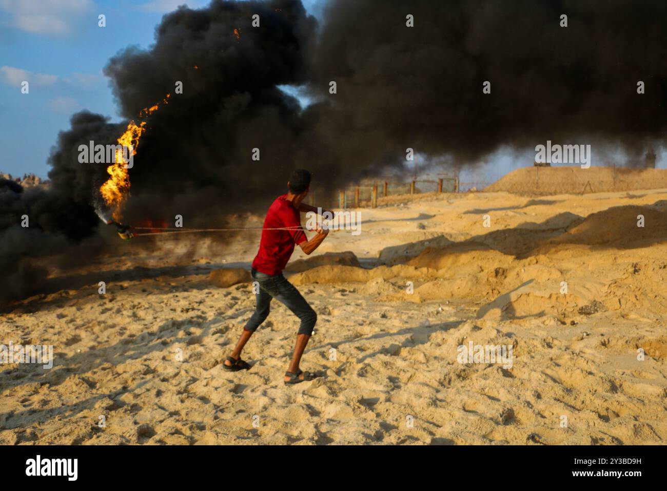 10 palestinesi su una flottiglia di dozzine di navi navali lanciate dalla città di Gaza sono stati feriti dal fuoco della marina israeliana dopo essersi avvicinati al confine marittimo al largo della costa di Gaza. Decine di manifestanti palestinesi sono stati feriti anche da colpi di arma da fuoco israeliani e gas lacrimogeni durante una manifestazione sulla costa vicino a Gaza City. L'evento è stato organizzato dall'alta Commissione Nazionale della grande marcia del ritorno e della rottura dell'assedio di Gaza, che è stato tentato di rompere il blocco di undici anni dell'enclave palestinese. La flottiglia partì dal porto di Gaza dirigendosi verso le acque israeliane. Alcuni di Foto Stock