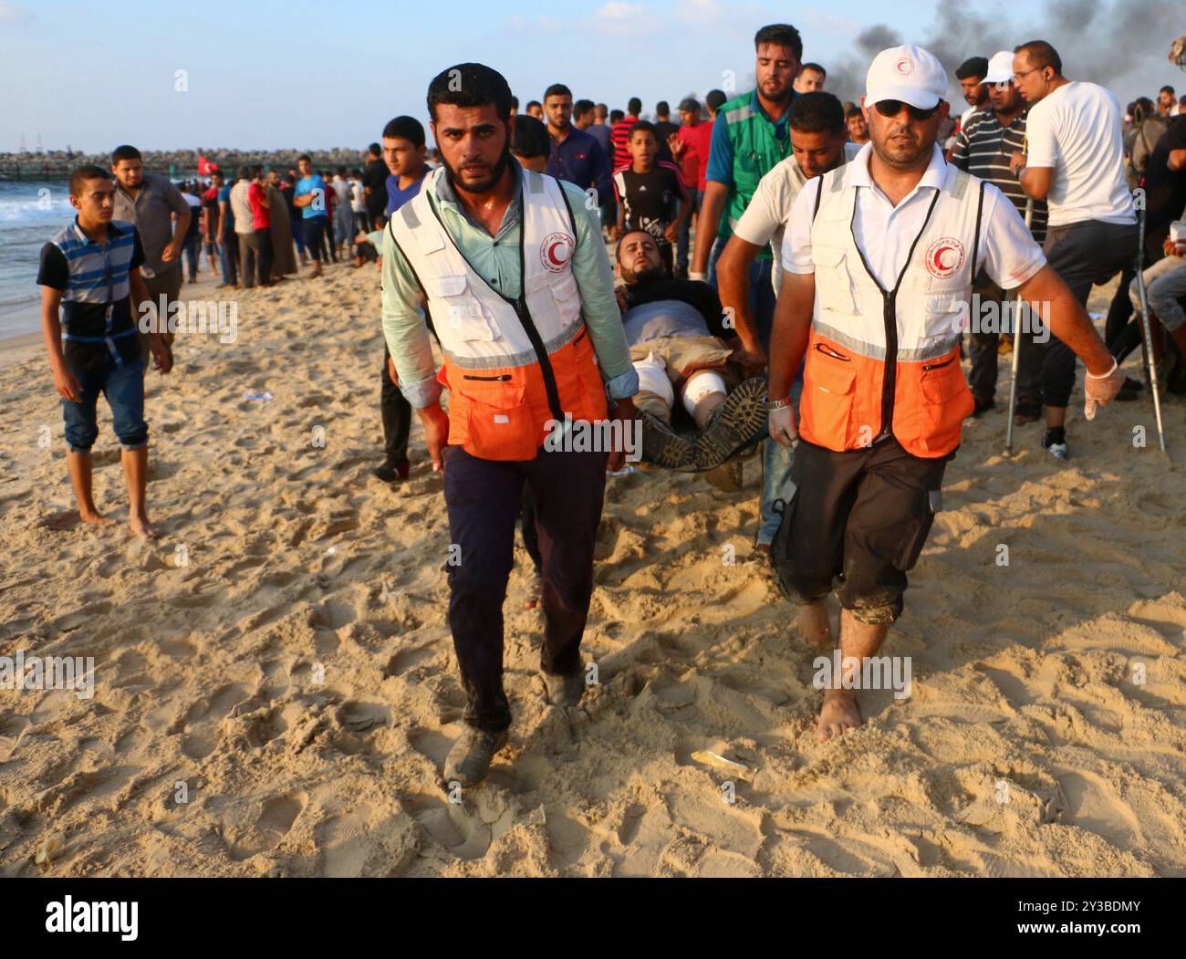 10 palestinesi su una flottiglia di dozzine di navi navali lanciate dalla città di Gaza sono stati feriti dal fuoco della marina israeliana dopo essersi avvicinati al confine marittimo al largo della costa di Gaza. Decine di manifestanti palestinesi sono stati feriti anche da colpi di arma da fuoco israeliani e gas lacrimogeni durante una manifestazione sulla costa vicino a Gaza City. L'evento è stato organizzato dall'alta Commissione Nazionale della grande marcia del ritorno e della rottura dell'assedio di Gaza, che è stato tentato di rompere il blocco di undici anni dell'enclave palestinese. La flottiglia partì dal porto di Gaza dirigendosi verso le acque israeliane. Alcuni di Foto Stock