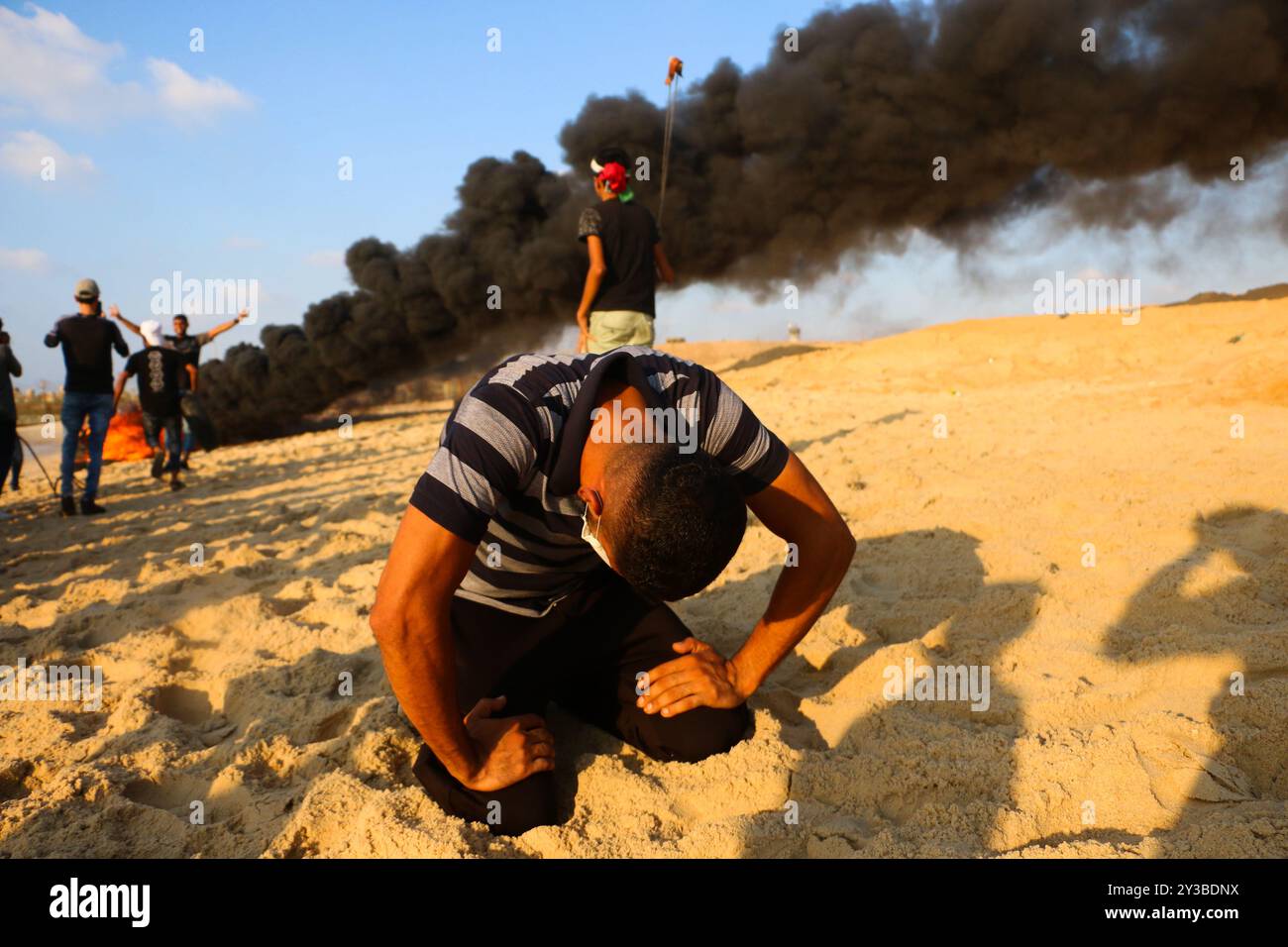 10 palestinesi su una flottiglia di dozzine di navi navali lanciate dalla città di Gaza sono stati feriti dal fuoco della marina israeliana dopo essersi avvicinati al confine marittimo al largo della costa di Gaza. Decine di manifestanti palestinesi sono stati feriti anche da colpi di arma da fuoco israeliani e gas lacrimogeni durante una manifestazione sulla costa vicino a Gaza City. L'evento è stato organizzato dall'alta Commissione Nazionale della grande marcia del ritorno e della rottura dell'assedio di Gaza, che è stato tentato di rompere il blocco di undici anni dell'enclave palestinese. La flottiglia partì dal porto di Gaza dirigendosi verso le acque israeliane. Alcuni di Foto Stock