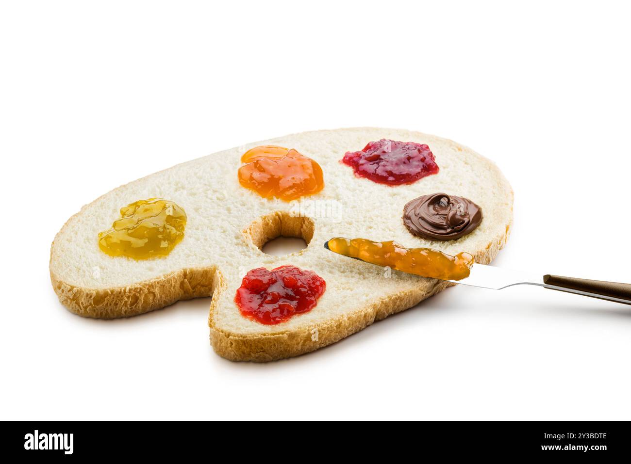 Fetta di pane bianco a forma di tavolozza di un pittore con varietà di marmellate e coltelli su sfondo bianco. Foto Stock