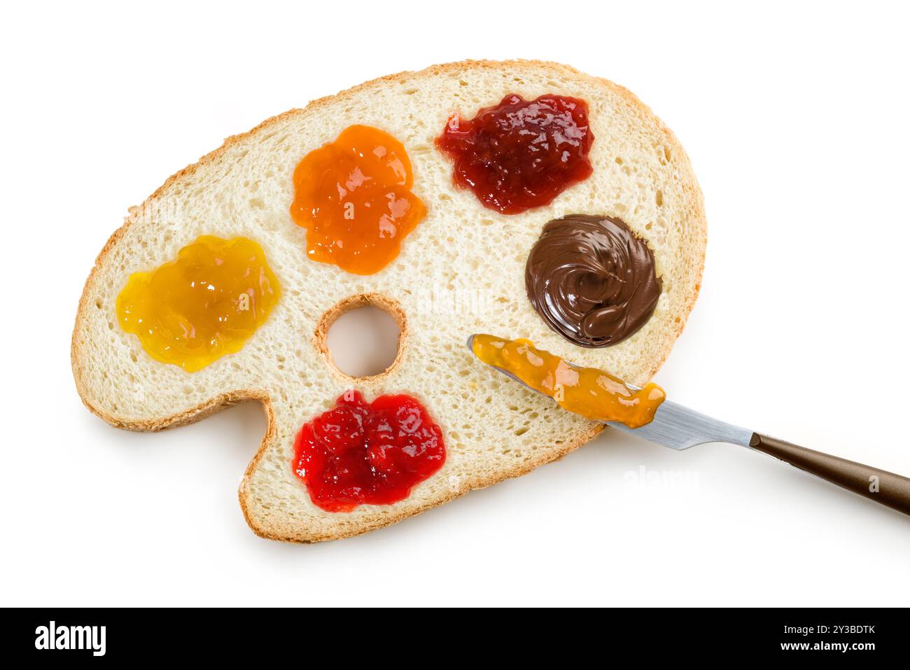 Fetta di pane bianco a forma di tavolozza di un pittore con una varietà di marmellate spalmabili e coltelli. Vista dall'alto su sfondo bianco. Foto Stock