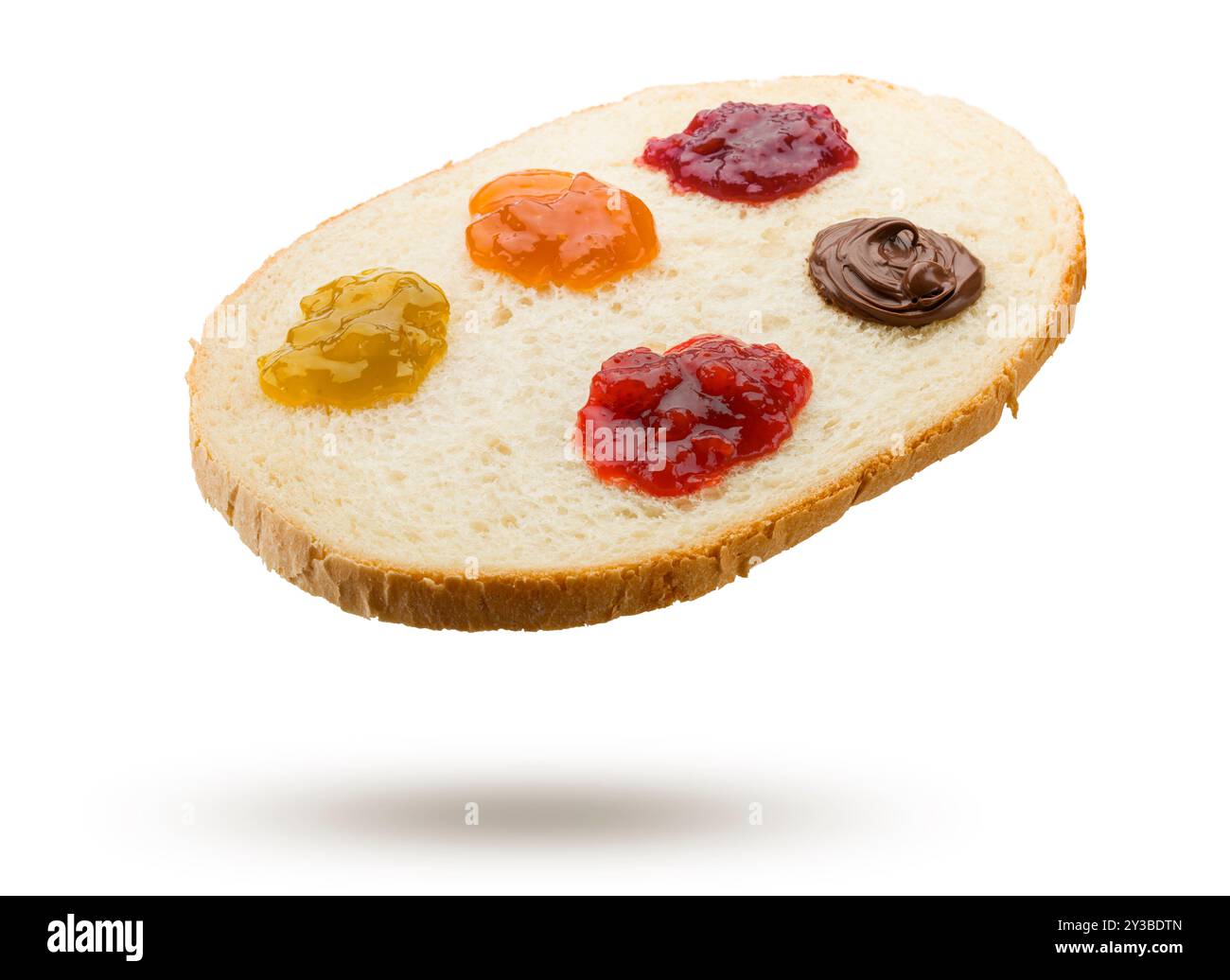 Fetta di pane bianco con una varietà di marmellate sparse su sfondo bianco. Foto Stock