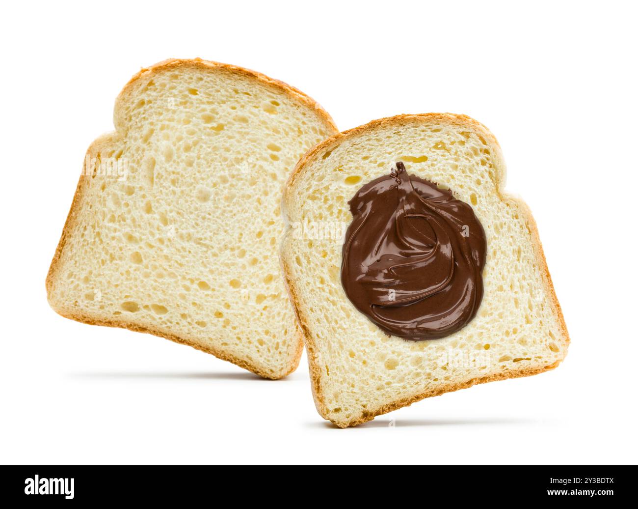 Fette di pane bianco con crema al cioccolato su sfondo bianco. Foto Stock