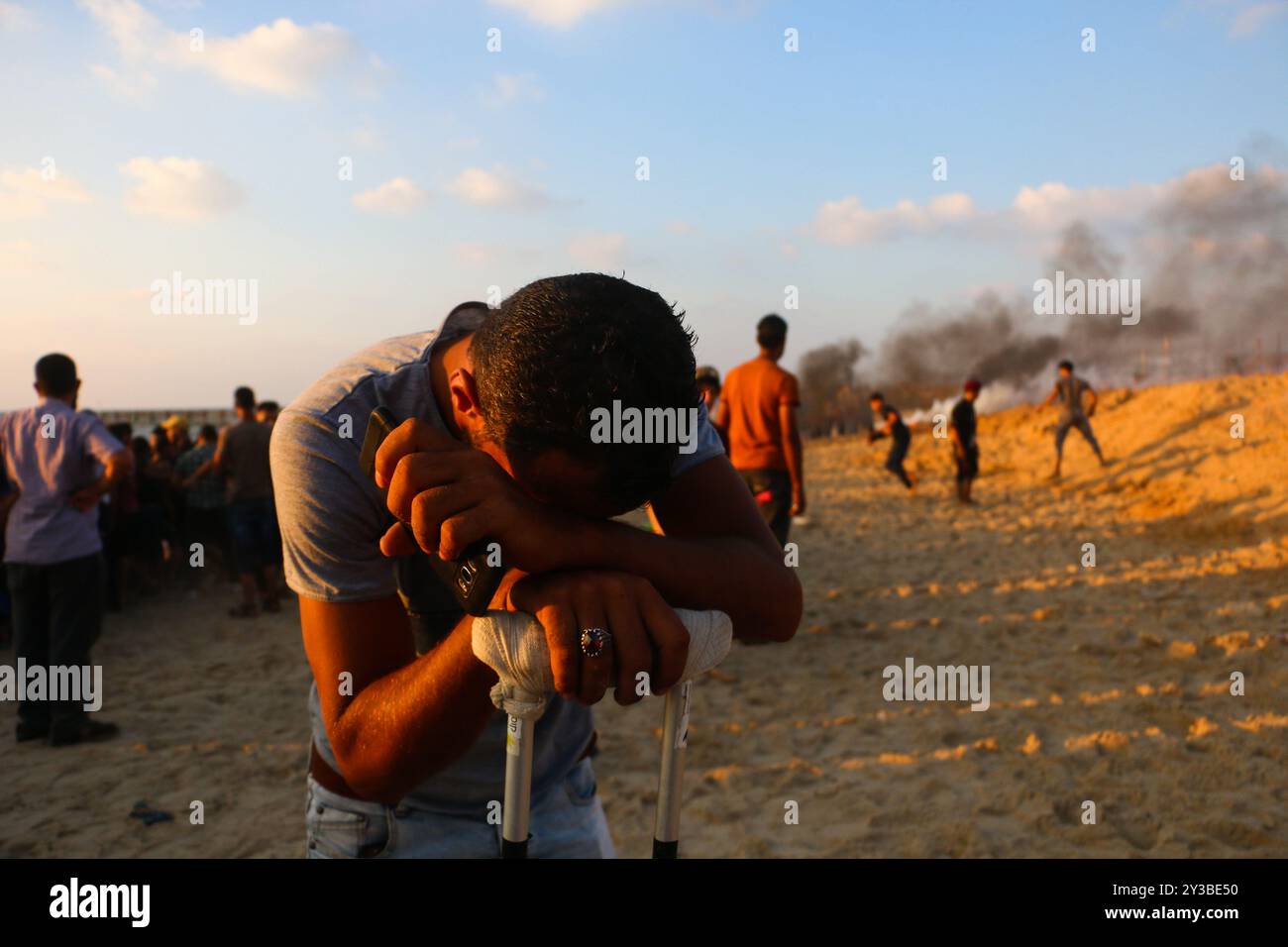 10 palestinesi su una flottiglia di dozzine di navi navali lanciate dalla città di Gaza sono stati feriti dal fuoco della marina israeliana dopo essersi avvicinati al confine marittimo al largo della costa di Gaza. Decine di manifestanti palestinesi sono stati feriti anche da colpi di arma da fuoco israeliani e gas lacrimogeni durante una manifestazione sulla costa vicino a Gaza City. L'evento è stato organizzato dall'alta Commissione Nazionale della grande marcia del ritorno e della rottura dell'assedio di Gaza, che è stato tentato di rompere il blocco di undici anni dell'enclave palestinese. La flottiglia partì dal porto di Gaza dirigendosi verso le acque israeliane. Alcuni di Foto Stock