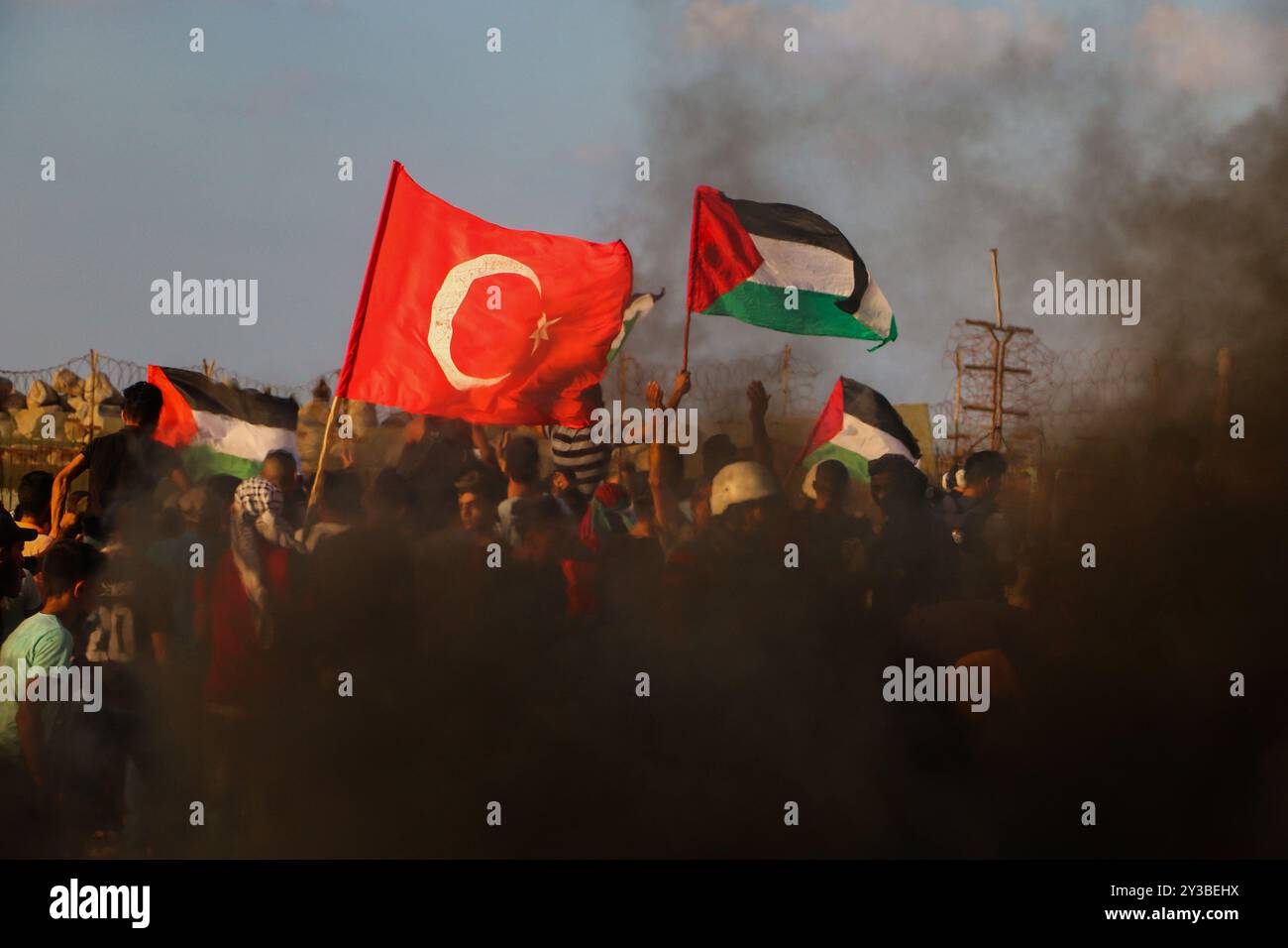 10 palestinesi su una flottiglia di dozzine di navi navali lanciate dalla città di Gaza sono stati feriti dal fuoco della marina israeliana dopo essersi avvicinati al confine marittimo al largo della costa di Gaza. Decine di manifestanti palestinesi sono stati feriti anche da colpi di arma da fuoco israeliani e gas lacrimogeni durante una manifestazione sulla costa vicino a Gaza City. L'evento è stato organizzato dall'alta Commissione Nazionale della grande marcia del ritorno e della rottura dell'assedio di Gaza, che è stato tentato di rompere il blocco di undici anni dell'enclave palestinese. La flottiglia partì dal porto di Gaza dirigendosi verso le acque israeliane. Alcuni di Foto Stock