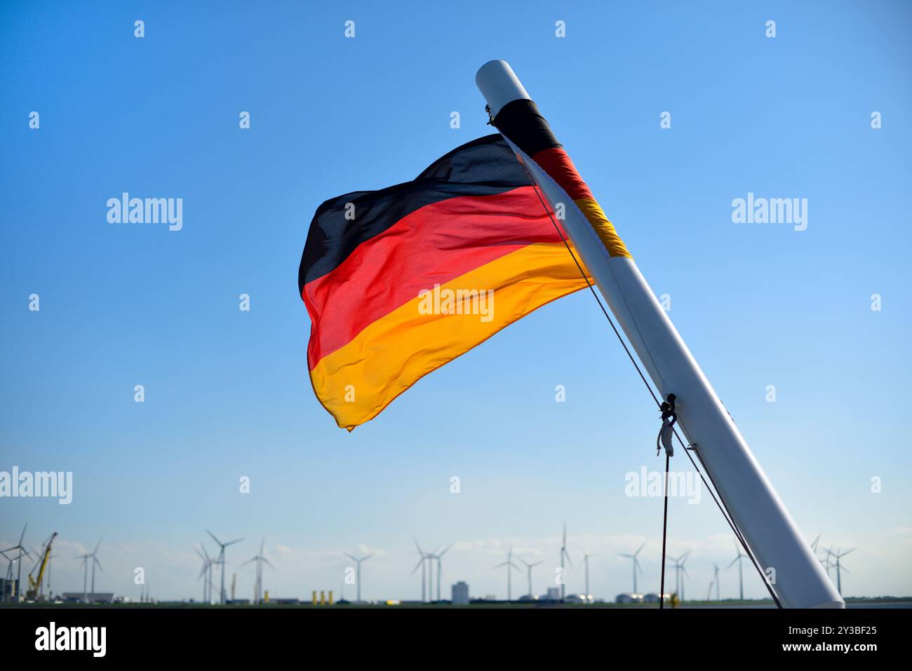 Bandiera tedesca di fronte al Windpark Foto Stock