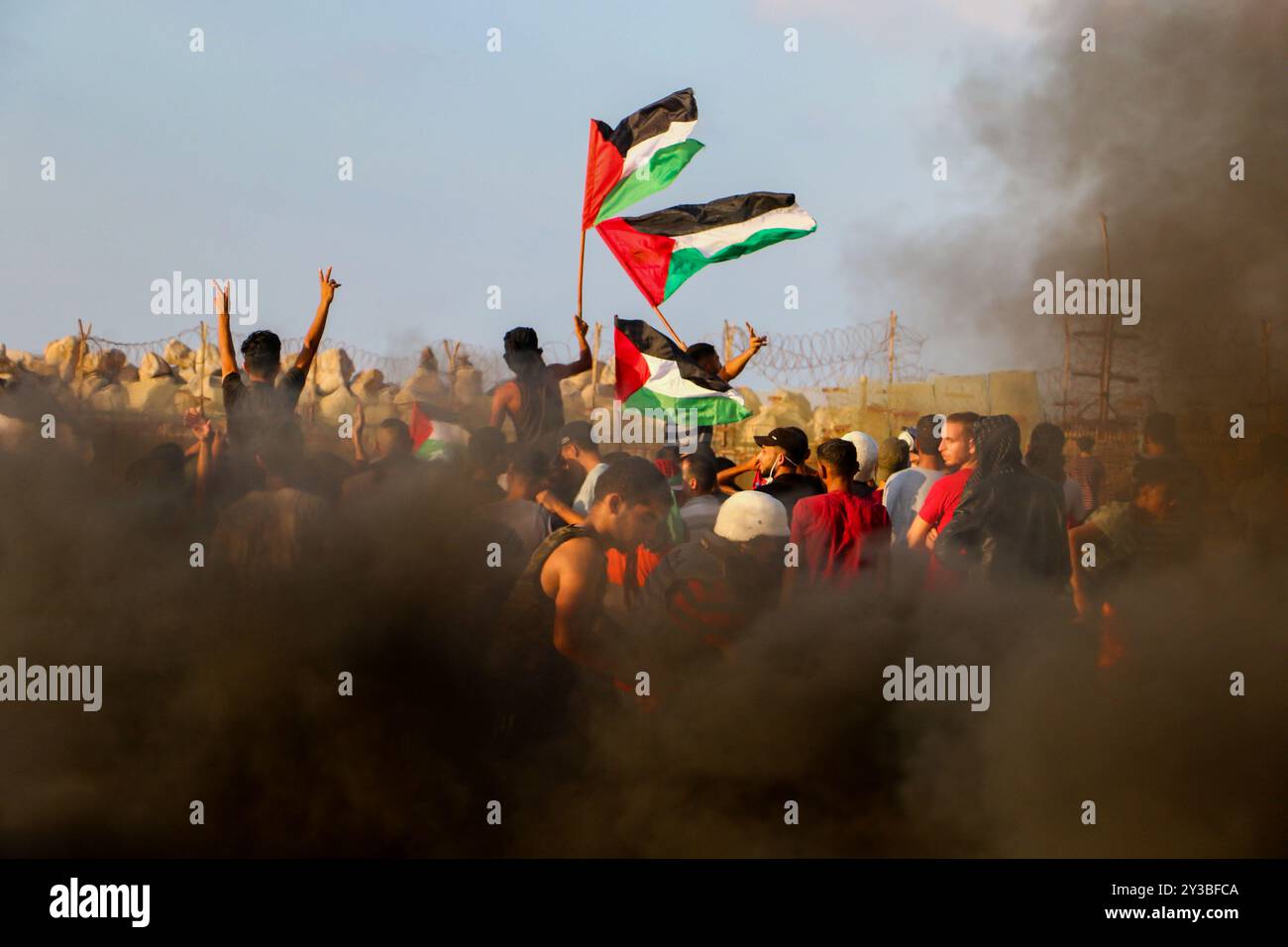 10 palestinesi su una flottiglia di dozzine di navi navali lanciate dalla città di Gaza sono stati feriti dal fuoco della marina israeliana dopo essersi avvicinati al confine marittimo al largo della costa di Gaza. Decine di manifestanti palestinesi sono stati feriti anche da colpi di arma da fuoco israeliani e gas lacrimogeni durante una manifestazione sulla costa vicino a Gaza City. L'evento è stato organizzato dall'alta Commissione Nazionale della grande marcia del ritorno e della rottura dell'assedio di Gaza, che è stato tentato di rompere il blocco di undici anni dell'enclave palestinese. La flottiglia partì dal porto di Gaza dirigendosi verso le acque israeliane. Alcuni di Foto Stock