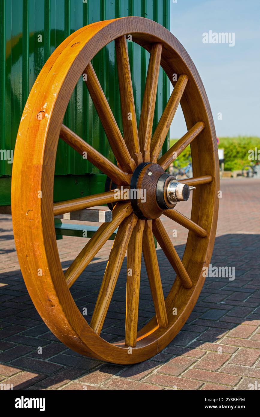 Ruota a raggi in legno dello spogliatoio mobile Foto Stock