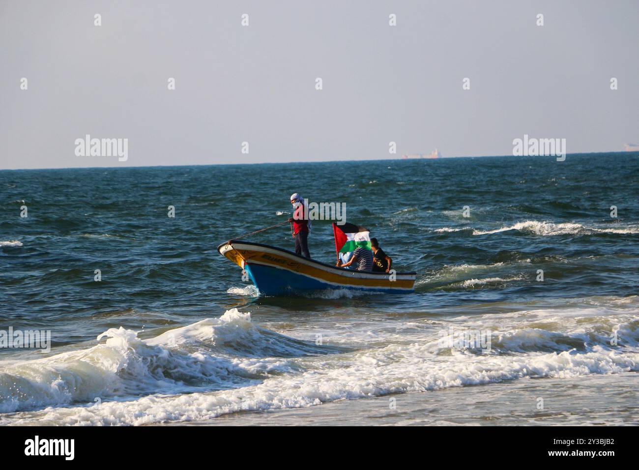 10 palestinesi su una flottiglia di dozzine di navi navali lanciate dalla città di Gaza sono stati feriti dal fuoco della marina israeliana dopo essersi avvicinati al confine marittimo al largo della costa di Gaza. Decine di manifestanti palestinesi sono stati feriti anche da colpi di arma da fuoco israeliani e gas lacrimogeni durante una manifestazione sulla costa vicino a Gaza City. L'evento è stato organizzato dall'alta Commissione Nazionale della grande marcia del ritorno e della rottura dell'assedio di Gaza, che è stato tentato di rompere il blocco di undici anni dell'enclave palestinese. La flottiglia partì dal porto di Gaza dirigendosi verso le acque israeliane. Alcuni di Foto Stock