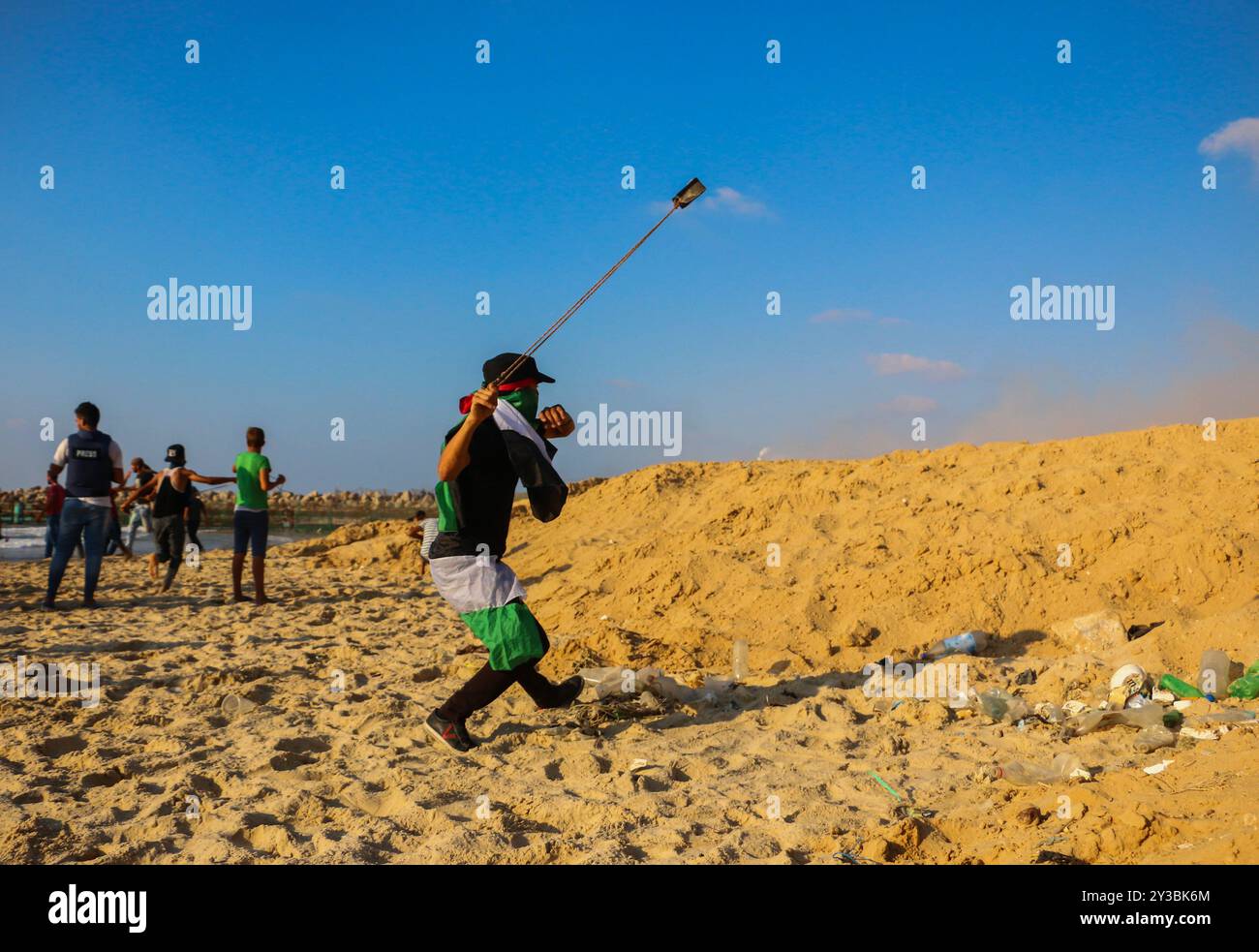 10 palestinesi su una flottiglia di dozzine di navi navali lanciate dalla città di Gaza sono stati feriti dal fuoco della marina israeliana dopo essersi avvicinati al confine marittimo al largo della costa di Gaza. Decine di manifestanti palestinesi sono stati feriti anche da colpi di arma da fuoco israeliani e gas lacrimogeni durante una manifestazione sulla costa vicino a Gaza City. L'evento è stato organizzato dall'alta Commissione Nazionale della grande marcia del ritorno e della rottura dell'assedio di Gaza, che è stato tentato di rompere il blocco di undici anni dell'enclave palestinese. La flottiglia partì dal porto di Gaza dirigendosi verso le acque israeliane. Alcuni di Foto Stock