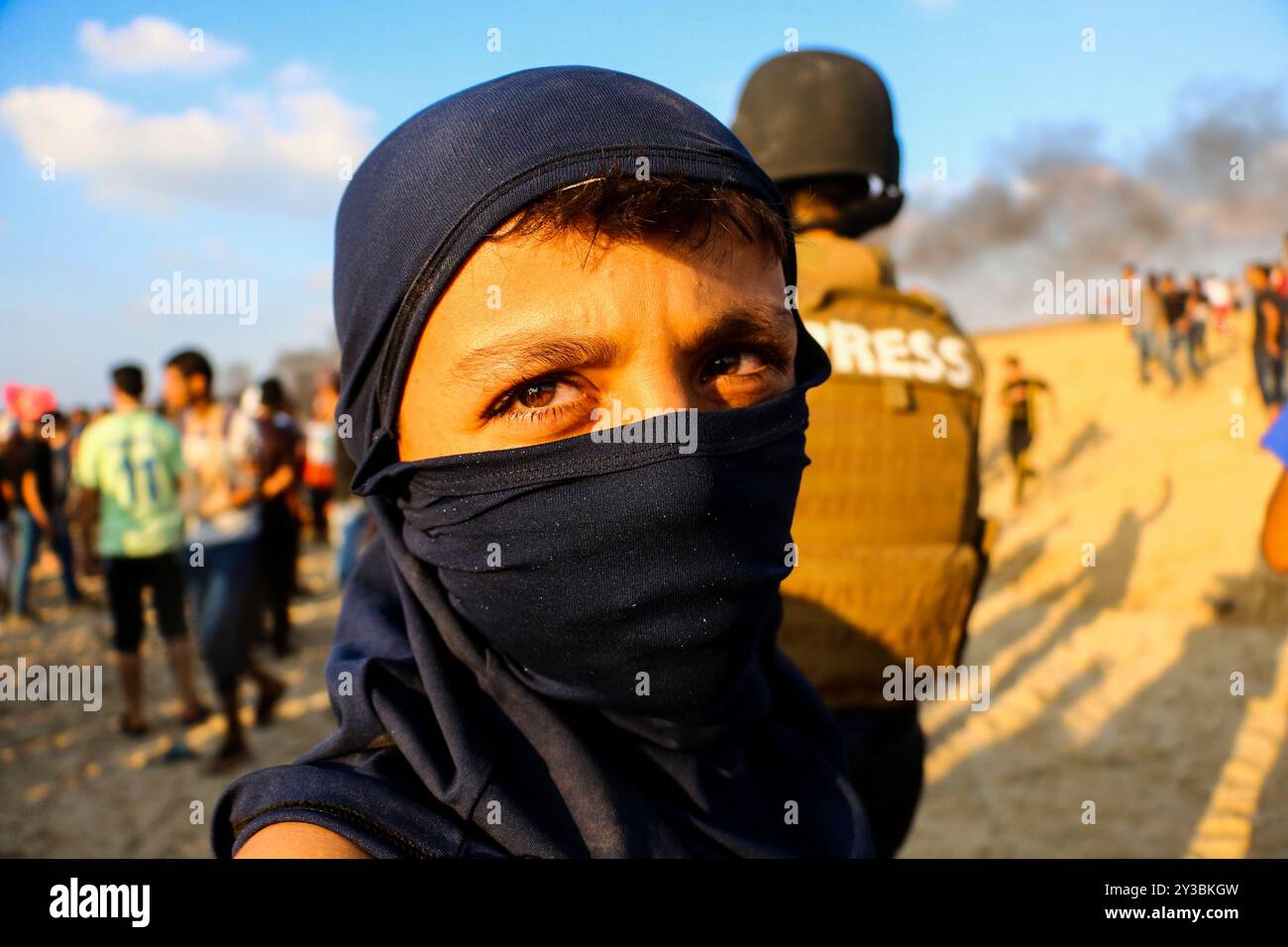 10 palestinesi su una flottiglia di dozzine di navi navali lanciate dalla città di Gaza sono stati feriti dal fuoco della marina israeliana dopo essersi avvicinati al confine marittimo al largo della costa di Gaza. Decine di manifestanti palestinesi sono stati feriti anche da colpi di arma da fuoco israeliani e gas lacrimogeni durante una manifestazione sulla costa vicino a Gaza City. L'evento è stato organizzato dall'alta Commissione Nazionale della grande marcia del ritorno e della rottura dell'assedio di Gaza, che è stato tentato di rompere il blocco di undici anni dell'enclave palestinese. La flottiglia partì dal porto di Gaza dirigendosi verso le acque israeliane. Alcuni di Foto Stock