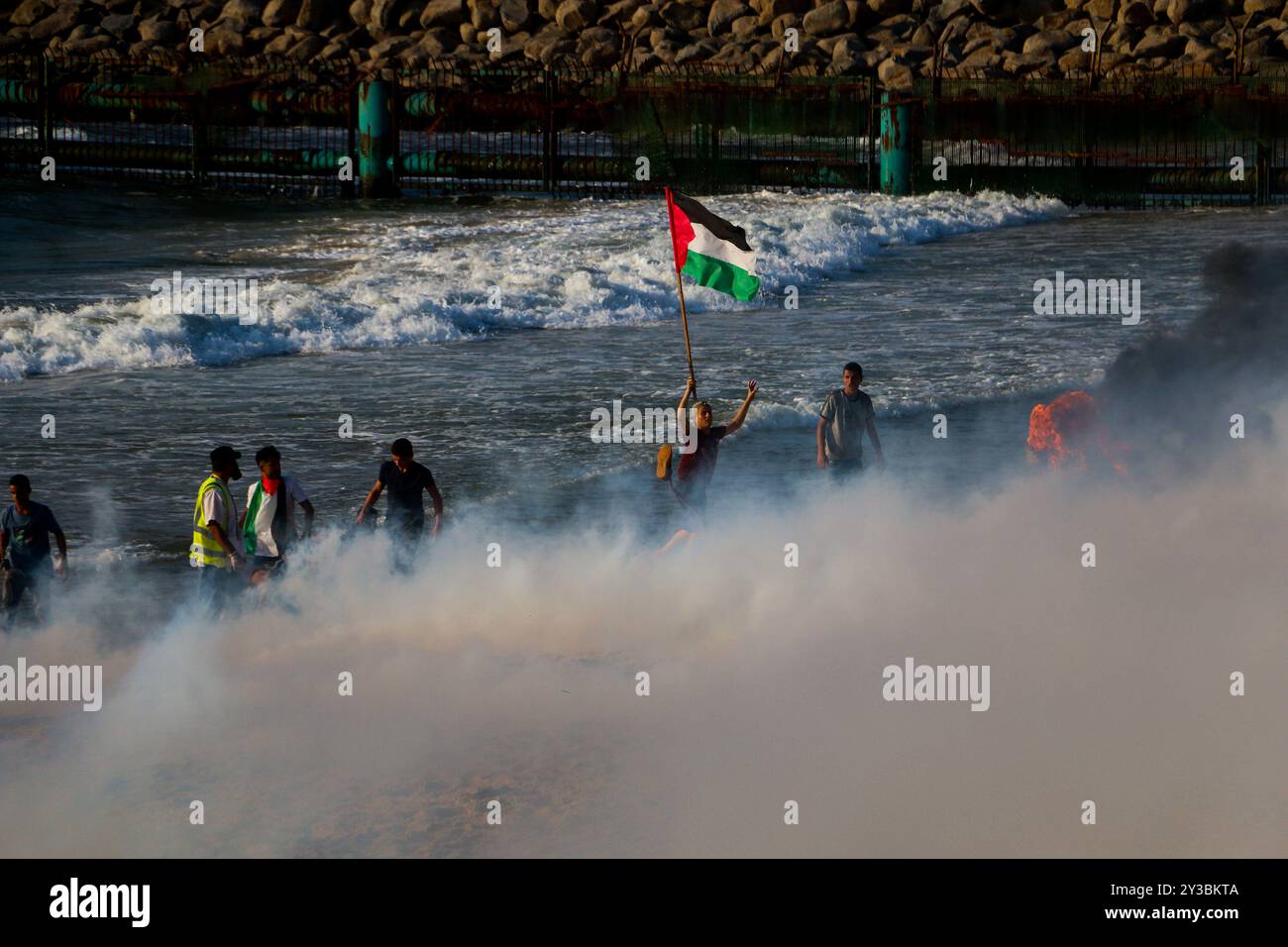 10 palestinesi su una flottiglia di dozzine di navi navali lanciate dalla città di Gaza sono stati feriti dal fuoco della marina israeliana dopo essersi avvicinati al confine marittimo al largo della costa di Gaza. Decine di manifestanti palestinesi sono stati feriti anche da colpi di arma da fuoco israeliani e gas lacrimogeni durante una manifestazione sulla costa vicino a Gaza City. L'evento è stato organizzato dall'alta Commissione Nazionale della grande marcia del ritorno e della rottura dell'assedio di Gaza, che è stato tentato di rompere il blocco di undici anni dell'enclave palestinese. La flottiglia partì dal porto di Gaza dirigendosi verso le acque israeliane. Alcuni di Foto Stock