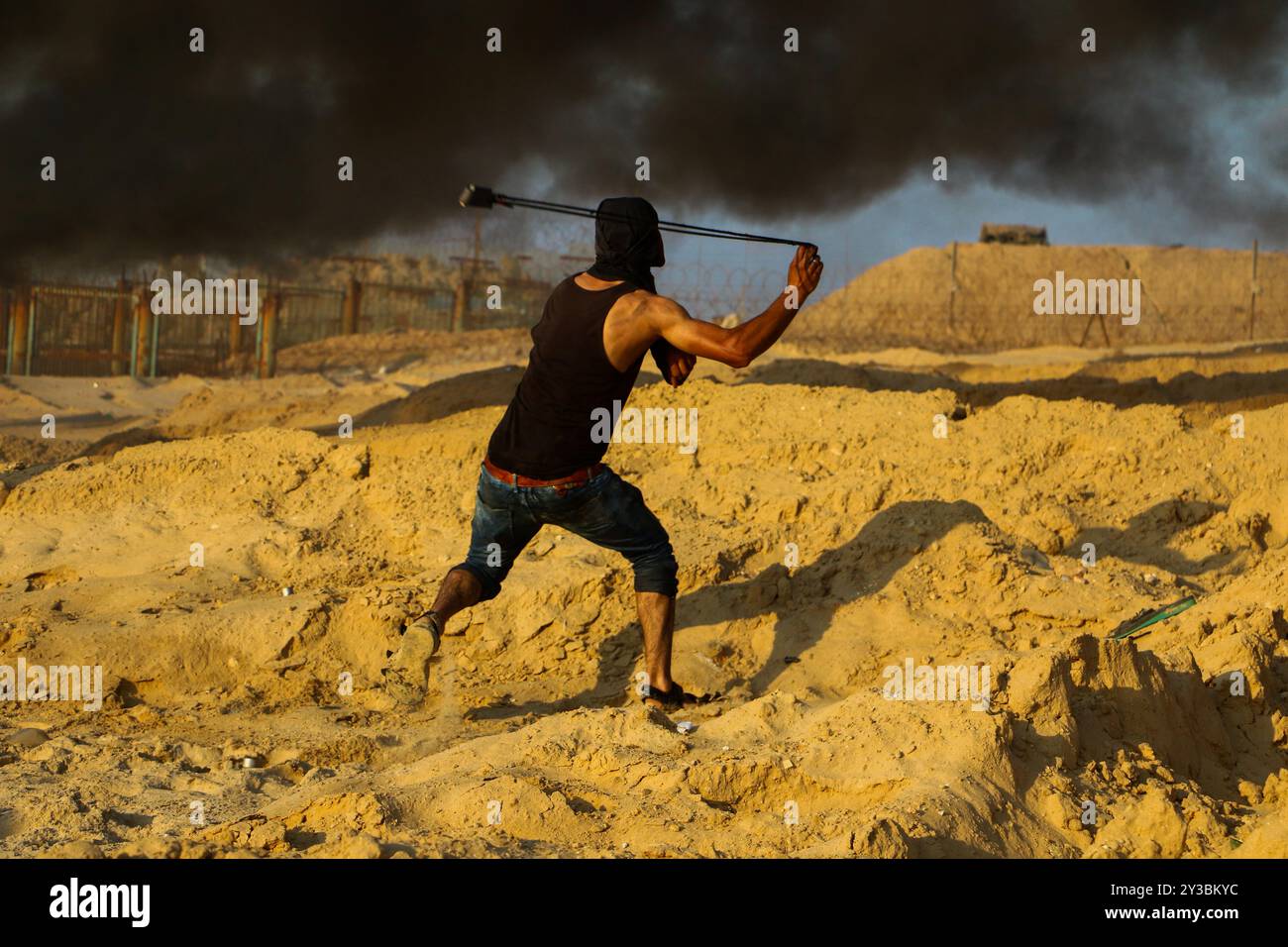 10 palestinesi su una flottiglia di dozzine di navi navali lanciate dalla città di Gaza sono stati feriti dal fuoco della marina israeliana dopo essersi avvicinati al confine marittimo al largo della costa di Gaza. Decine di manifestanti palestinesi sono stati feriti anche da colpi di arma da fuoco israeliani e gas lacrimogeni durante una manifestazione sulla costa vicino a Gaza City. L'evento è stato organizzato dall'alta Commissione Nazionale della grande marcia del ritorno e della rottura dell'assedio di Gaza, che è stato tentato di rompere il blocco di undici anni dell'enclave palestinese. La flottiglia partì dal porto di Gaza dirigendosi verso le acque israeliane. Alcuni di Foto Stock