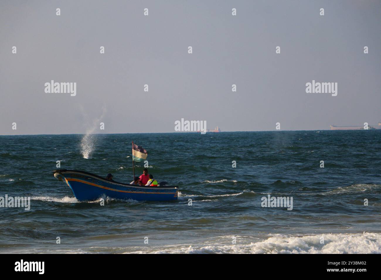 10 palestinesi su una flottiglia di dozzine di navi navali lanciate dalla città di Gaza sono stati feriti dal fuoco della marina israeliana dopo essersi avvicinati al confine marittimo al largo della costa di Gaza. Decine di manifestanti palestinesi sono stati feriti anche da colpi di arma da fuoco israeliani e gas lacrimogeni durante una manifestazione sulla costa vicino a Gaza City. L'evento è stato organizzato dall'alta Commissione Nazionale della grande marcia del ritorno e della rottura dell'assedio di Gaza, che è stato tentato di rompere il blocco di undici anni dell'enclave palestinese. La flottiglia partì dal porto di Gaza dirigendosi verso le acque israeliane. Alcuni di Foto Stock