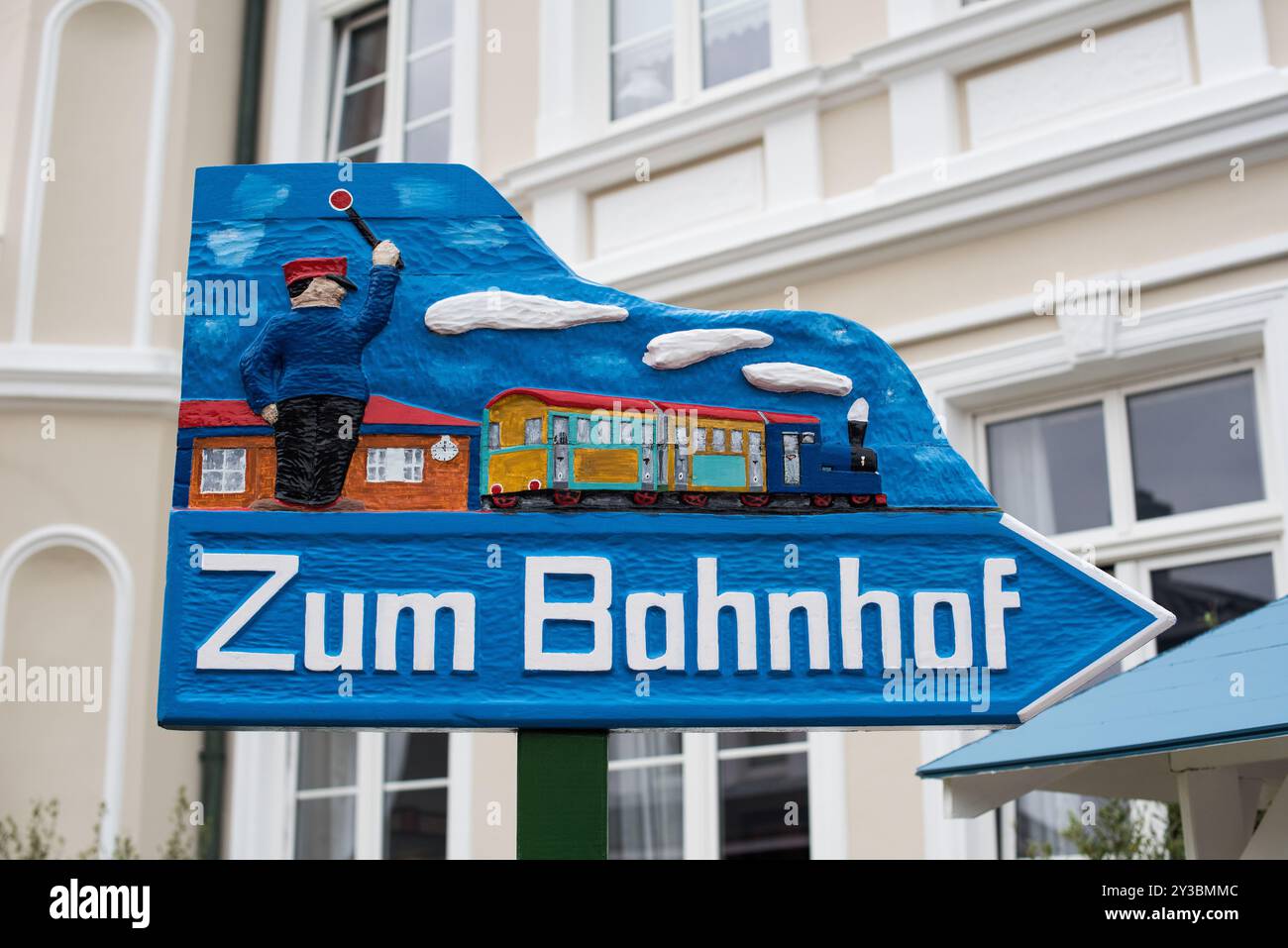 Cartello che indica la stazione ferroviaria Foto Stock