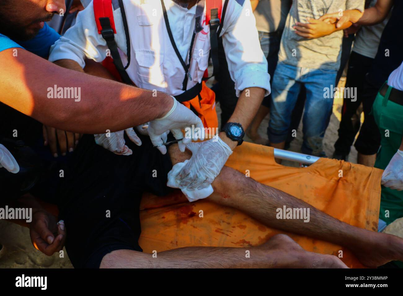 10 palestinesi su una flottiglia di dozzine di navi navali lanciate dalla città di Gaza sono stati feriti dal fuoco della marina israeliana dopo essersi avvicinati al confine marittimo al largo della costa di Gaza. Decine di manifestanti palestinesi sono stati feriti anche da colpi di arma da fuoco israeliani e gas lacrimogeni durante una manifestazione sulla costa vicino a Gaza City. L'evento è stato organizzato dall'alta Commissione Nazionale della grande marcia del ritorno e della rottura dell'assedio di Gaza, che è stato tentato di rompere il blocco di undici anni dell'enclave palestinese. La flottiglia partì dal porto di Gaza dirigendosi verso le acque israeliane. Alcuni di Foto Stock
