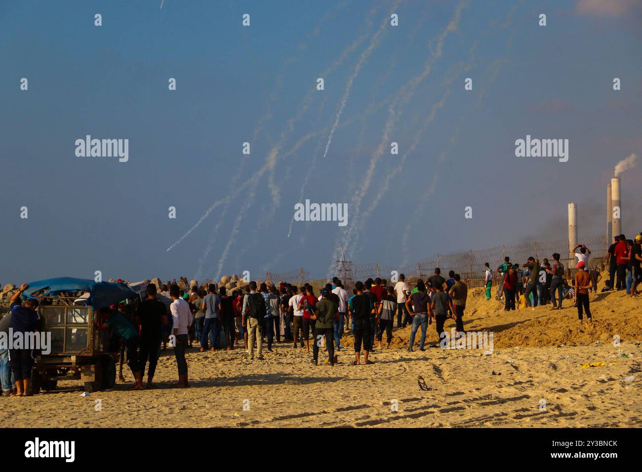 10 palestinesi su una flottiglia di dozzine di navi navali lanciate dalla città di Gaza sono stati feriti dal fuoco della marina israeliana dopo essersi avvicinati al confine marittimo al largo della costa di Gaza. Decine di manifestanti palestinesi sono stati feriti anche da colpi di arma da fuoco israeliani e gas lacrimogeni durante una manifestazione sulla costa vicino a Gaza City. L'evento è stato organizzato dall'alta Commissione Nazionale della grande marcia del ritorno e della rottura dell'assedio di Gaza, che è stato tentato di rompere il blocco di undici anni dell'enclave palestinese. La flottiglia partì dal porto di Gaza dirigendosi verso le acque israeliane. Alcuni di Foto Stock