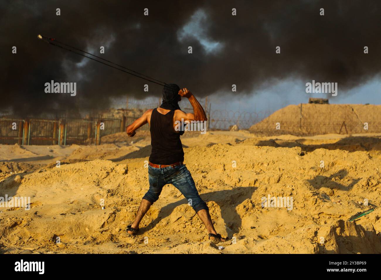 10 palestinesi su una flottiglia di dozzine di navi navali lanciate dalla città di Gaza sono stati feriti dal fuoco della marina israeliana dopo essersi avvicinati al confine marittimo al largo della costa di Gaza. Decine di manifestanti palestinesi sono stati feriti anche da colpi di arma da fuoco israeliani e gas lacrimogeni durante una manifestazione sulla costa vicino a Gaza City. L'evento è stato organizzato dall'alta Commissione Nazionale della grande marcia del ritorno e della rottura dell'assedio di Gaza, che è stato tentato di rompere il blocco di undici anni dell'enclave palestinese. La flottiglia partì dal porto di Gaza dirigendosi verso le acque israeliane. Alcuni di Foto Stock