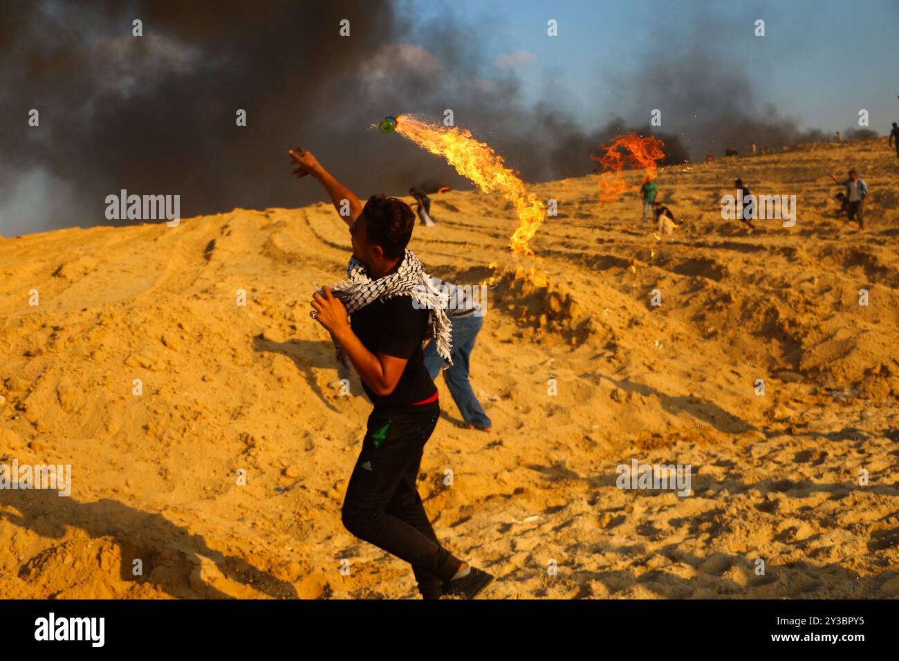 10 palestinesi su una flottiglia di dozzine di navi navali lanciate dalla città di Gaza sono stati feriti dal fuoco della marina israeliana dopo essersi avvicinati al confine marittimo al largo della costa di Gaza. Decine di manifestanti palestinesi sono stati feriti anche da colpi di arma da fuoco israeliani e gas lacrimogeni durante una manifestazione sulla costa vicino a Gaza City. L'evento è stato organizzato dall'alta Commissione Nazionale della grande marcia del ritorno e della rottura dell'assedio di Gaza, che è stato tentato di rompere il blocco di undici anni dell'enclave palestinese. La flottiglia partì dal porto di Gaza dirigendosi verso le acque israeliane. Alcuni di Foto Stock