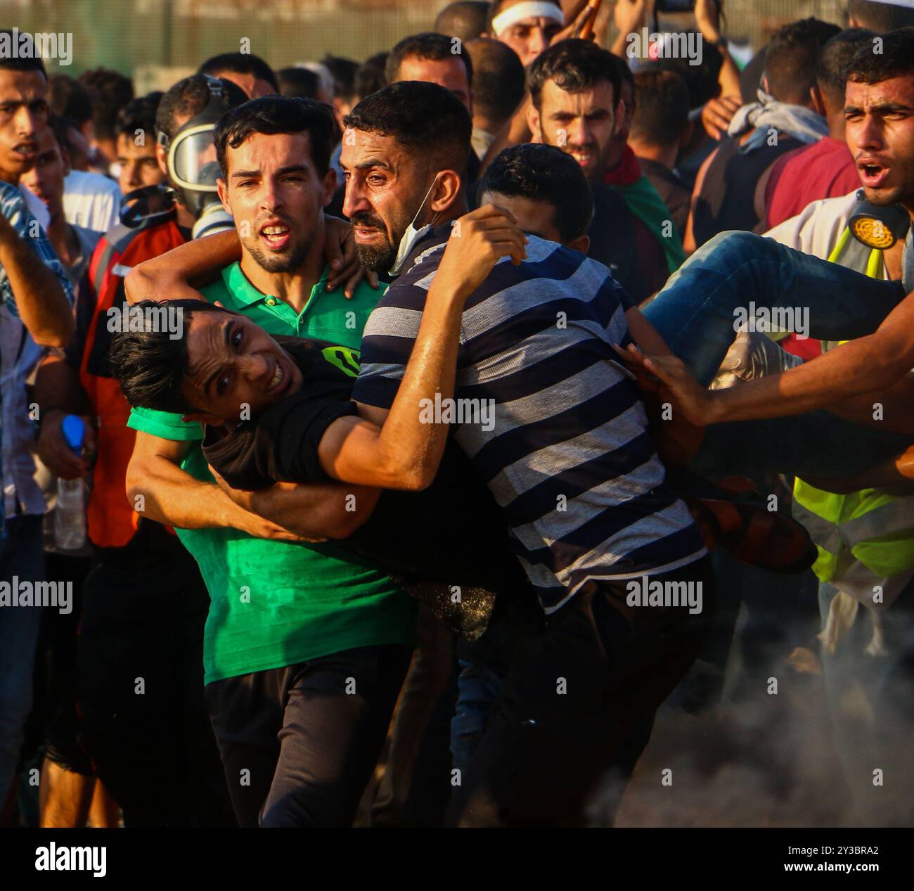 10 palestinesi su una flottiglia di dozzine di navi navali lanciate dalla città di Gaza sono stati feriti dal fuoco della marina israeliana dopo essersi avvicinati al confine marittimo al largo della costa di Gaza. Decine di manifestanti palestinesi sono stati feriti anche da colpi di arma da fuoco israeliani e gas lacrimogeni durante una manifestazione sulla costa vicino a Gaza City. L'evento è stato organizzato dall'alta Commissione Nazionale della grande marcia del ritorno e della rottura dell'assedio di Gaza, che è stato tentato di rompere il blocco di undici anni dell'enclave palestinese. La flottiglia partì dal porto di Gaza dirigendosi verso le acque israeliane. Alcuni di Foto Stock