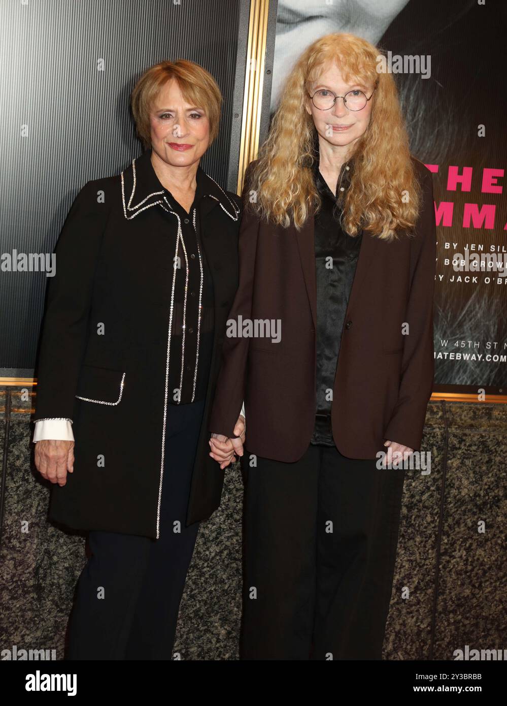 12 settembre 2024, New York, New York, USA: Gli attori PATTI LUPONE e mia FARROW visti al tappeto di Opening Night per la nuova commedia di Broadway The Roommate, tenutasi al Booth Theater. (Credit Image: © Nancy Kaszerman/ZUMA Press Wire) SOLO PER USO EDITORIALE! Non per USO commerciale! Foto Stock