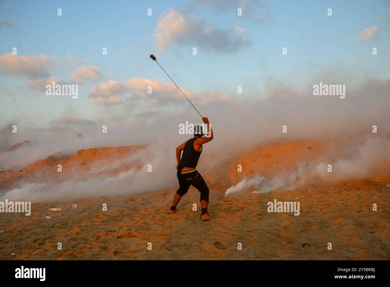 10 palestinesi su una flottiglia di dozzine di navi navali lanciate dalla città di Gaza sono stati feriti dal fuoco della marina israeliana dopo essersi avvicinati al confine marittimo al largo della costa di Gaza. Decine di manifestanti palestinesi sono stati feriti anche da colpi di arma da fuoco israeliani e gas lacrimogeni durante una manifestazione sulla costa vicino a Gaza City. L'evento è stato organizzato dall'alta Commissione Nazionale della grande marcia del ritorno e della rottura dell'assedio di Gaza, che è stato tentato di rompere il blocco di undici anni dell'enclave palestinese. La flottiglia partì dal porto di Gaza dirigendosi verso le acque israeliane. Alcuni di Foto Stock