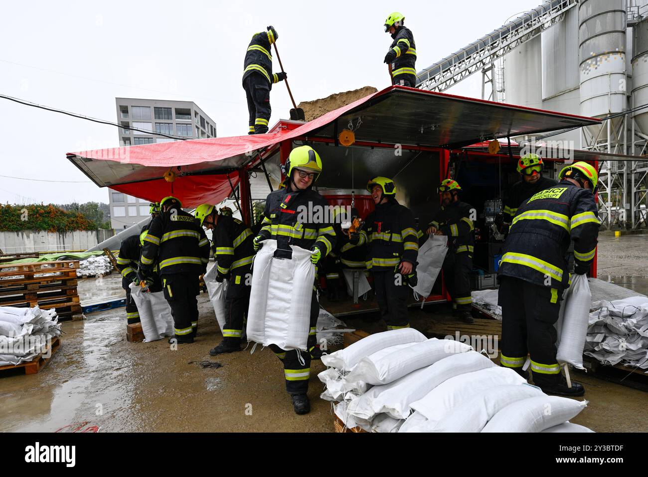 Praga, Repubblica Ceca. 13 settembre 2024. I vigili del fuoco riempiono sacchi di sabbia su una macchina automatica Power-Sandking a causa delle inondazioni imminenti sull'isola di Rohan a Praga, Repubblica Ceca, il 13 settembre 2024. Credito: Michal Kamaryt/CTK Photo/Alamy Live News Foto Stock