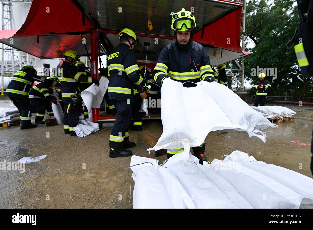 Praga, Repubblica Ceca. 13 settembre 2024. I vigili del fuoco riempiono sacchi di sabbia su una macchina automatica Power-Sandking a causa delle inondazioni imminenti sull'isola di Rohan a Praga, Repubblica Ceca, il 13 settembre 2024. Credito: Michal Kamaryt/CTK Photo/Alamy Live News Foto Stock