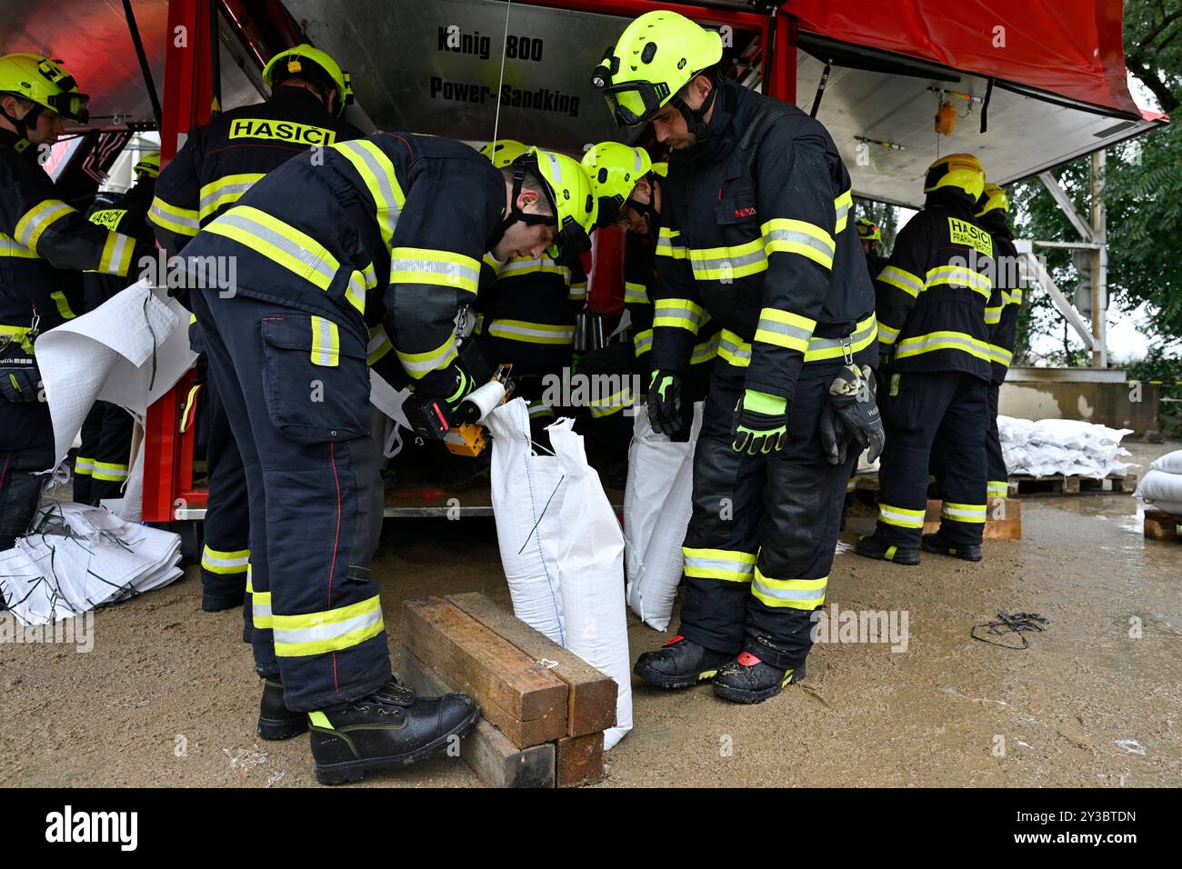 Praga, Repubblica Ceca. 13 settembre 2024. I vigili del fuoco riempiono sacchi di sabbia su una macchina automatica Power-Sandking a causa delle inondazioni imminenti sull'isola di Rohan a Praga, Repubblica Ceca, il 13 settembre 2024. Credito: Michal Kamaryt/CTK Photo/Alamy Live News Foto Stock