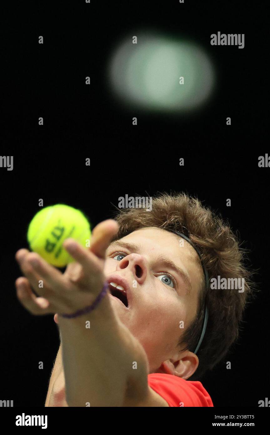 Bologna, Italia. 13 settembre 2024. Il belga Alexander Blockx raffigurato in azione durante una partita tra l'italiano Berrettini e il belga Blockx, la prima partita nel girone A le finali di Coppa Davis tra Italia e Belgio, venerdì 13 settembre 2024, all'Unipol Arena, a Bologna. BELGA PHOTO BENOIT DOPPAGNE credito: Belga News Agency/Alamy Live News Foto Stock